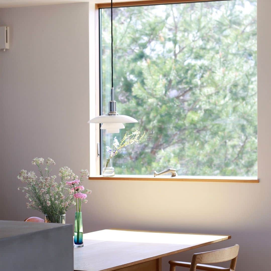 ムクリ［mukuri］さんのインスタグラム写真 - (ムクリ［mukuri］Instagram)「景色を切り取り、季節を感じる家〜自然と暮らしをつなぐ窓のある日常  「カーテンのない暮らしがしたい。」 そんな思いを叶えた erisaさんのお家は“窓”が主役。  木々の色づきや光の角度など、 四季折々の景色を窓を通して楽しむことができ、 絵画のように切り取って 暮らしに彩りを与えてくれます。  大開口の窓から見える景色は プライベートな立地を連想させますが、 実は職場からも近い 高台の住宅地に建てられたと聞いてびっくり。  家づくりには 住宅デザイナーである erisaさんのアイデアが活かされ、 理想の暮らしが実現しました。   ご主人がDIYでつくりあげたウッドデッキは 家にいながらにしてアウトドアな気分も楽しめ、 非日常の気分を味わえる場所。  家で過ごす時間が 一番の贅沢だと感じさせてくれますね。   忙しい毎日の中で 少し立ち止まる時間をもたらし、 心のゆとりを感じさせてくれる 「窓のある日常」をぜひご覧ください。   –––––––––––––––––– ムクリ公式アカウントでは くらしの中にある"好き"や"コダワリ"を毎日お届け。  インテリア、整理収納から家づくりなど 日常で参考になる情報から サラッと読める短編コラムまで ご紹介していますのでフォローしてぜひご覧ください。 ▶︎ @mukuri_official ・  「 #ムクリ 」のタグもいつも楽しく拝見しています☺️  オリジナルブランドは @daily_mukuri  くらしの中にあったらいいいな、 そんな商品を企画・制作、集めています。 ––––––––––––––––––  #土地 #土地選び #窓 #天井高 #ウッドデッキ #軒 #北欧インテリア #無垢 #新築 #マイホーム #マイホーム計画 #マイホーム記録 #家づくり #家 #おうち #新築一戸建て #注文住宅 #interior #インテリア #暮らし #緑のある暮らし #自然と暮らす #くらしの編集 #ムクリ」11月18日 12時05分 - mukuri_official