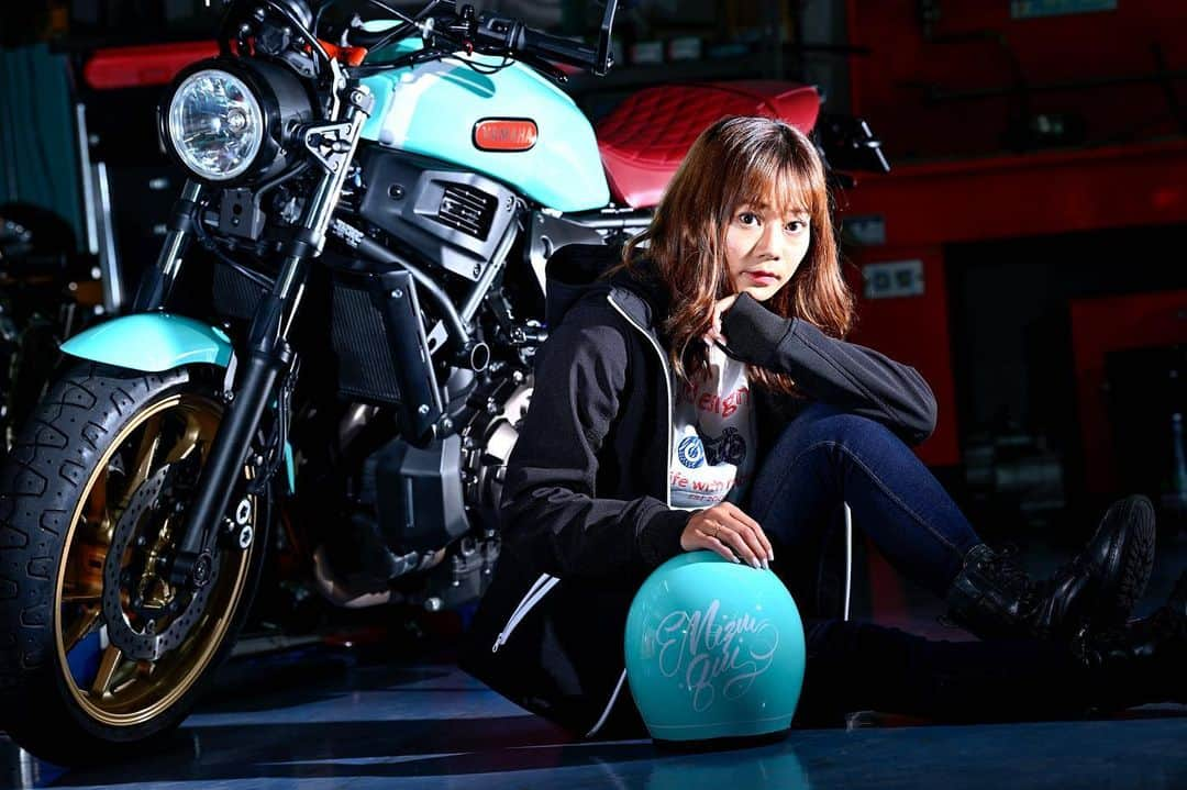 指出瑞貴のインスタグラム：「🩵 #response #レスポンス　 #yamaha #yamaha女子 #ヤマハ #ヤマハ女子 #xsr700  https://response.jp/article/2023/11/18/376828.html  指出瑞貴カスタム、完成〜いたしましたー😭👏 やっと発表できた、ー！！！！！！  本当にここまで来るのにたくさんのスタッフさんの協力の元、右も左も知らない私に色々教えてくださったり、 何度もミーティングしてくださったり。 私のわがままが詰め込まれた、 でもいろいろ思いのこもった素敵な一台なのです。  やっとみなさまにお披露目ー！ ぜひご覧ください！！ レスポンスさんプロフィールにある、ウェブサイトから 飛んでみてね❤️❤️」