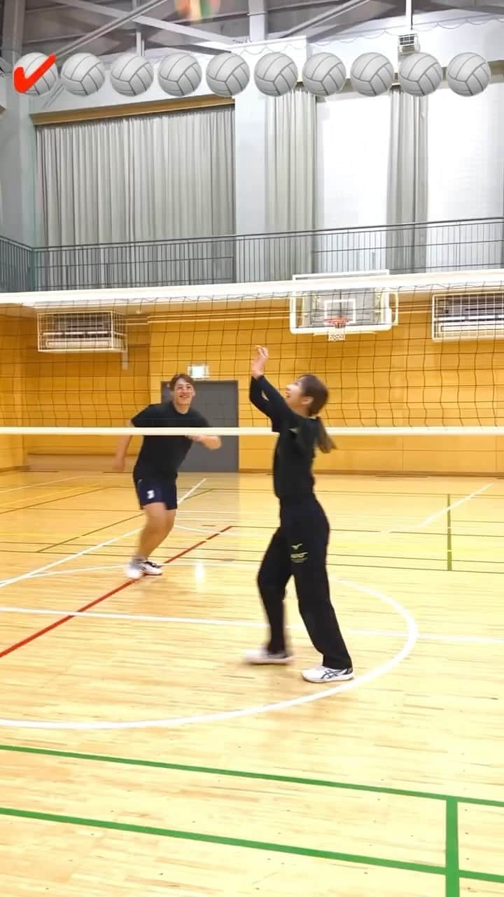 ヘルニア国物語のインスタグラム：「バレー夫婦でダイレクトパス対決してみた🔥Part2 . 世界で1番「バレーボール」を楽しんでる集団 The group that enjoys "volleyball" the most in the world.  ヘルニア国物語のフォローお願いします！ Follow👉 @heruniakokumonogatari   バレーをやった事がない人でも楽しめるバレー動画を毎日YouTube、Instagram、TikTokで配信中🔥ヘルニア国物語を見てバレーボールを始める人を100,000万人増やしたい‼️「ヘル国見てバレーボール始めました！」っていうコメントを100,000万人分集めて動画にするのが夢です✨  We are distributing daily volleyball videos on YouTube, Instagram, and TikTok that even people who have never played volleyball can enjoy 🔥We want to increase the number of people who start playing volleyball after watching Tales from HERNIA story by 100,000 people ‼️"I started playing volleyball after watching HERNIA story!" My dream is to collect 100,000 comments saying ✨ and make it into a video.  #ヘル国　 #ヘルニア国物語　 #HERNIAKOKUMONOGATARI  #バレー　 #バレー部　 #バレーボール　 #バレーボールYouTuber  #ハイキュー　 #ハイキュー好きな人と繋がりたい　 #volleyball  #volleyballprayer  #volleyballgirls  #volleyballislife  #volleyballYouTuber  #YouTube  #YouTuber  #スポンサー募集  【オフィシャルスポンサー】 T.si. 様 SHIMPEI様 株式会社Growith様 @growithapp FUJISAN様」