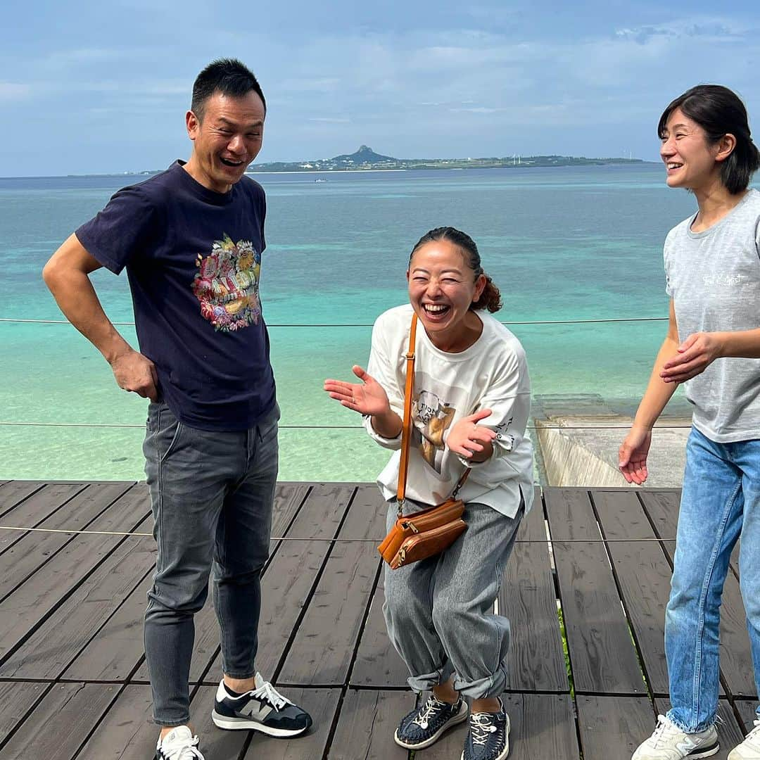 高松いくのインスタグラム：「今この時間 きっとお忙しいんだろうな〜✨ 賑わっていることでしょう、『琉果』カフェ😋 🍍🥭@ryuka_5 🌺🥥  ほんとに  幸せな時間だったな〜って  思える瞬間を、お二人から沢山頂きました。  美味しいご飯も、沖縄のフルーツの美味しさも 会えた時の温かい笑顔や言葉 お店ややりたい事の情熱や考え方❤️‍🔥 千葉から夫婦で移住され、 お二人で作り上げる みんなにシェアする 美味しい時間と幸せな空間😌  素敵だなぁ〜🥺いいな〜🥺って思っちゃう🤣  少し不安があった部分に 素敵なスパイスでサポートしてくださり 本当に本当に ありがとうございました😊  #憧れ夫婦  #fruit #fruits #okinawa #okinawacafe #cafe  #スムージー  #備瀬のフクギ並木  #沖縄の果物  #沖縄フルーツ  #沖縄　#フルーツ といえば #美味しいお店 は #琉果  #ryuka  #果物 を始め #食事 が美味し過ぎて #毎日通いたいお店  #食べきれない #飲みきれない  #種類豊富 全部食べたい飲みたい😋」