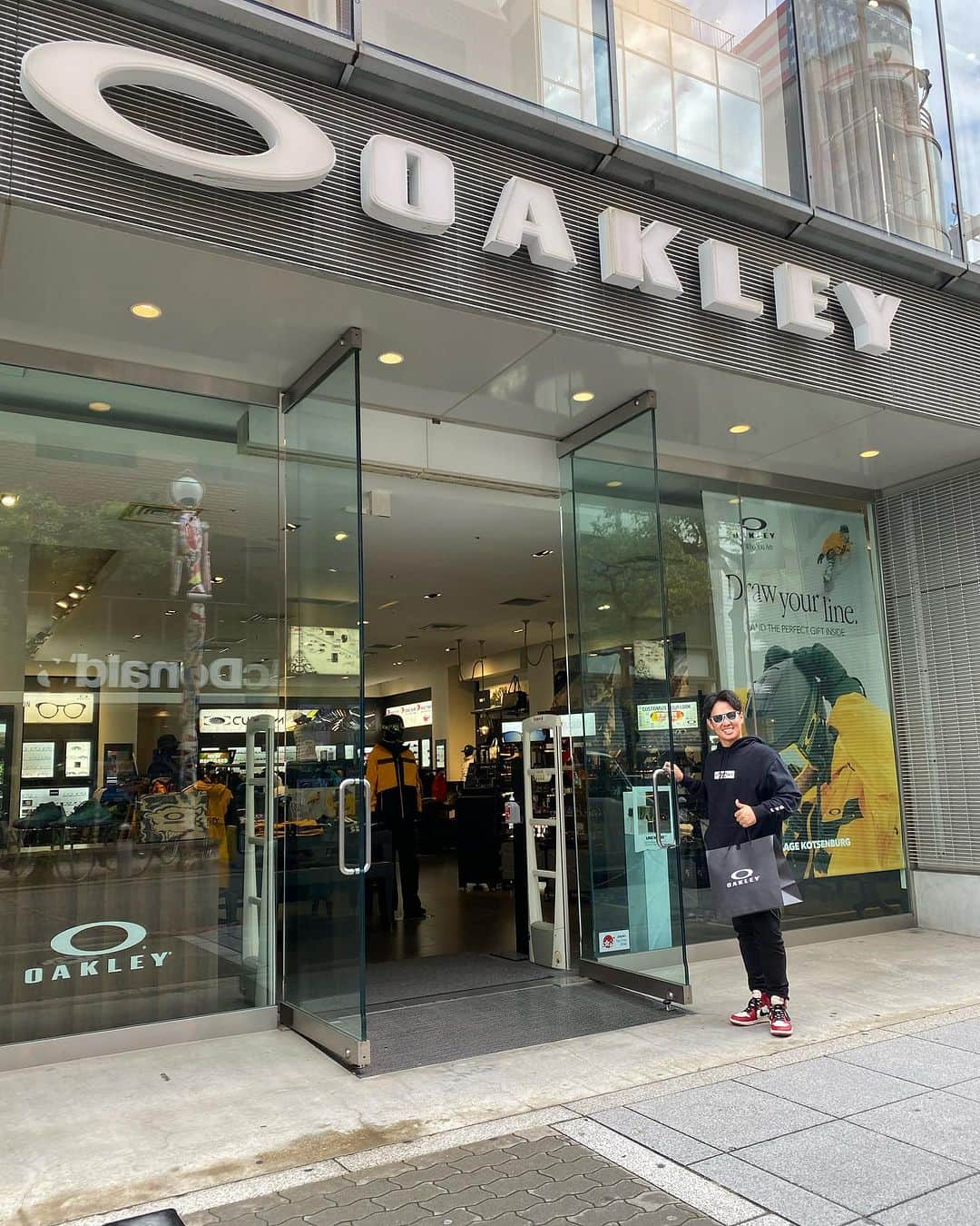 中西直人さんのインスタグラム写真 - (中西直人Instagram)「oakleyフィッティングの為心斎橋店に行ってきました‼️  選んだモデルはHSTNとFrogskins。  目も守れてカッコいい。  そしてストレスのないゴルフができます。  カシオワールドオープンoakleyと共にRISEします‼️  タケルさん、有り難うございました‼️ @takeru_tsuchiya   #oakley  #sanrise」11月18日 12時16分 - sanrise.18