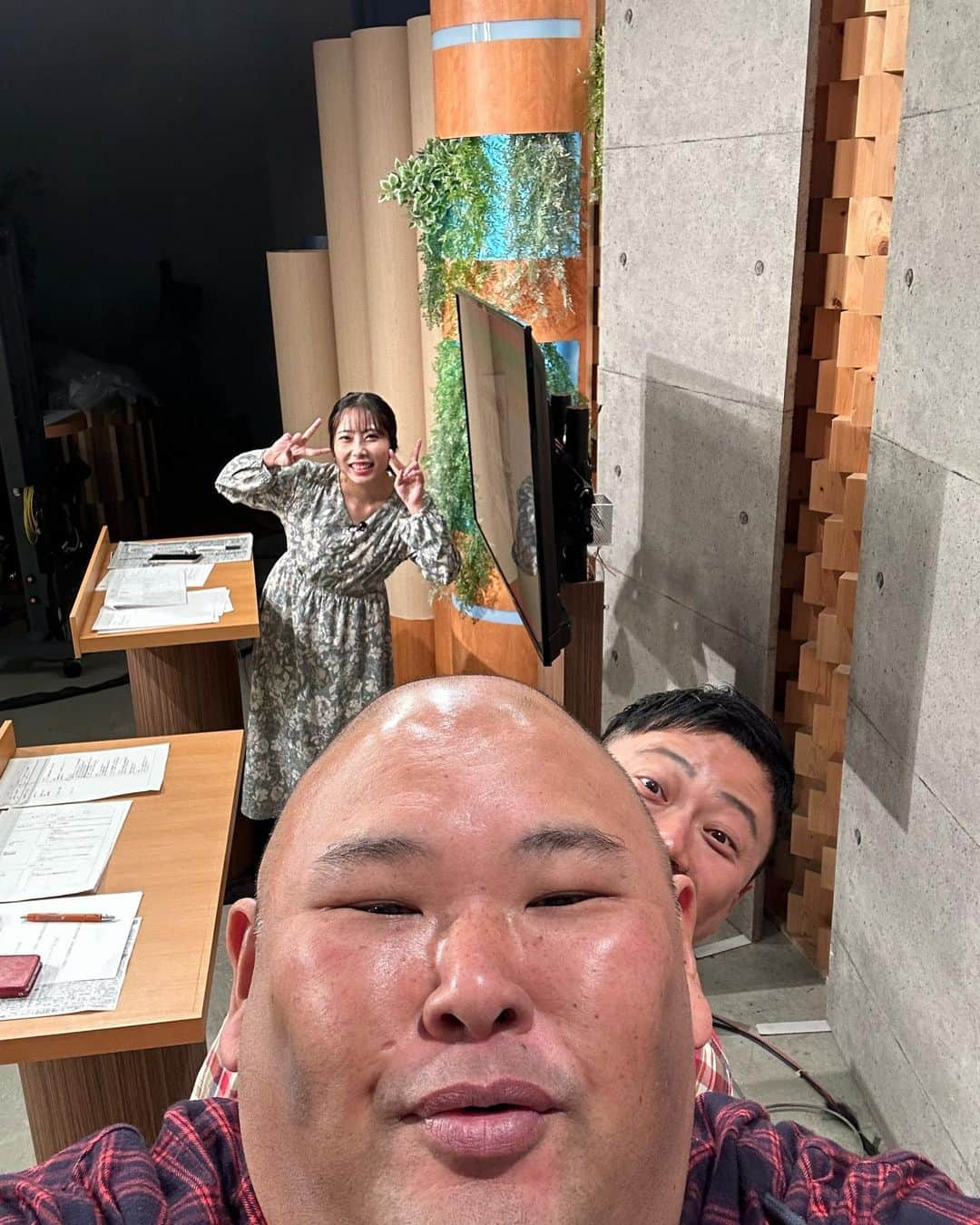 HIROのインスタグラム：「テレビ和歌山わくわく編集部🥳  毎週金曜日の夕方６時🤩  #テレビ和歌山 #わくわく編集部 #生放送」