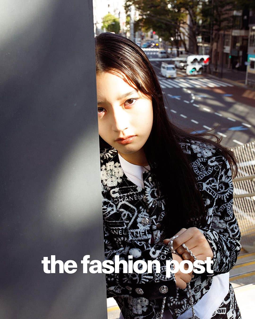 The Fashion Postさんのインスタグラム写真 - (The Fashion PostInstagram)「#fashion CHANEL with Tsubaki by Chad Moore  『チャド・ムーアが撮る、シャネルと椿 vol.1』  寒さが厳しさを増す中、シャネルから今年も「ココ ネージュ」コレクションが到着した。ヴィルジニー・ヴィアールがウィンタースポーツウェアを再解釈し、機能性を備えたスポーティなアイテムが揃う、年に一度の特別なコレクションだ。今シーズンのインスピレーションは、アイススケートの世界。ホリデーシーズンにもぴったりな華やいだデザインは、都会の喧騒にあってもよく映える。  本コレクションの魅力を伝えるべく、ニューヨークを拠点に活躍するフォトグラファーのチャド・ムーアがカメラを向けたのは、期待の新星、椿。人気女優の登竜門として知られるポカリスエットのCMに抜擢された話題の美少女だ。シャネルに初めて袖を通した彼女が、渋谷の街を駆けめぐり、フレッシュかつ天真爛漫に、時にはドキッとさせされるくらい堂々と、「ココ ネージュ」のアイコニックなルックを魅せる(第1回／全4回)  model: Tsubaki photography: Chad Moore styling: Megumi Yoshida hair: Kazuhiro Naka make up: Tamayo Yamamoto edit & text: Manaha Hosoda  #TFP #TheFashionPost #CHANEL #シャネル #CocoNeige #ココネージュ #椿 #Tsubaki #ChadMoore #チャドムーア」11月18日 12時08分 - tfpjp