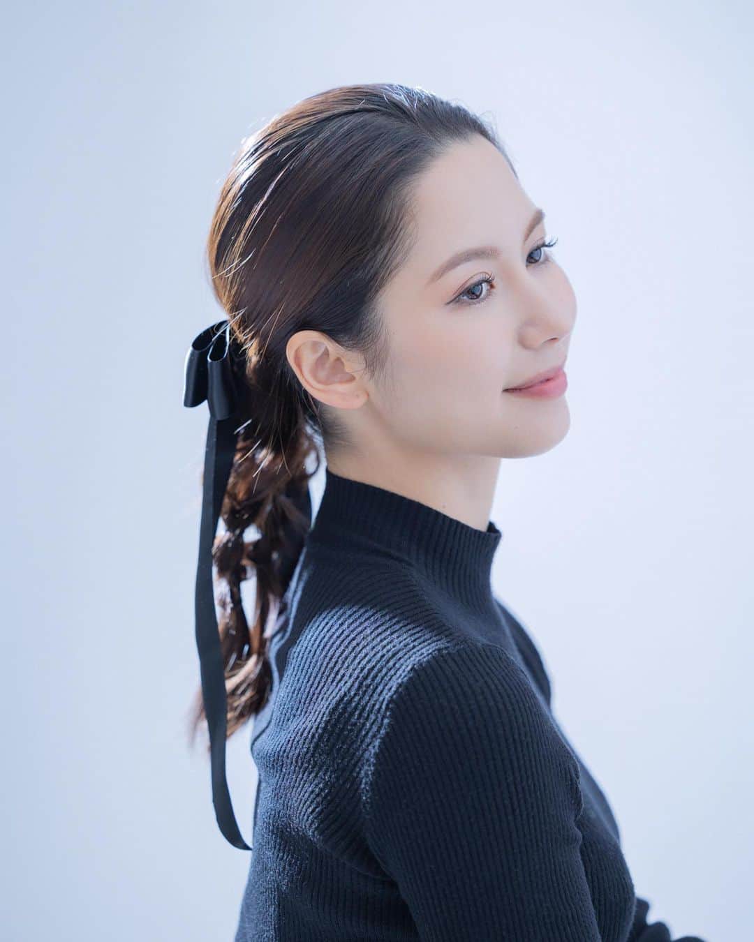 ヴァッツ美良さんのインスタグラム写真 - (ヴァッツ美良Instagram)「韓国式フォトスタジオ🇰🇷 @brighter_official   瞳ちゃんにヘアメイクしてもらったよ☺️💕 ヘアメイクの勉強してるんだ〜って 前々から聞いてたから 実際にやってもらうの凄く楽しみにしてた✨  レタッチも韓国で学んだ技術で 自然なのに凄く綺麗に仕上げてもらって🥹✨  名刺の写真変えたいと思ってたから 早速使わせてもらいます😊  オープン記念キャンペーンで通常より安く撮影できる みたいなので問い合わせてみてね🙌🏻💕  瞳ちゃん招待ありがとう❤️ @hitomi_sueyoshi   #PR #韓国式フォトスタジオ #韓国フォトスタジオ #証明写真風 #韓国式フォトサロン #フォトサロン #プロフィール写真 #韓国ヘアメイク #韓国ヘアメイク体験 #韓国メイク #メイクアップ #撮影モデル」11月18日 12時09分 - miravats_06