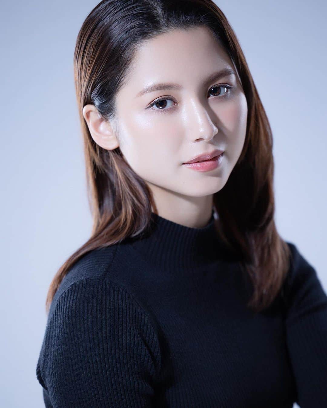 ヴァッツ美良さんのインスタグラム写真 - (ヴァッツ美良Instagram)「韓国式フォトスタジオ🇰🇷 @brighter_official   瞳ちゃんにヘアメイクしてもらったよ☺️💕 ヘアメイクの勉強してるんだ〜って 前々から聞いてたから 実際にやってもらうの凄く楽しみにしてた✨  レタッチも韓国で学んだ技術で 自然なのに凄く綺麗に仕上げてもらって🥹✨  名刺の写真変えたいと思ってたから 早速使わせてもらいます😊  オープン記念キャンペーンで通常より安く撮影できる みたいなので問い合わせてみてね🙌🏻💕  瞳ちゃん招待ありがとう❤️ @hitomi_sueyoshi   #PR #韓国式フォトスタジオ #韓国フォトスタジオ #証明写真風 #韓国式フォトサロン #フォトサロン #プロフィール写真 #韓国ヘアメイク #韓国ヘアメイク体験 #韓国メイク #メイクアップ #撮影モデル」11月18日 12時09分 - miravats_06