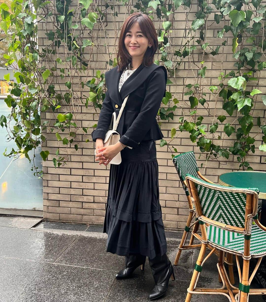 山本みらいさんのインスタグラム写真 - (山本みらいInstagram)「撮ったものの載せてなかった写真がちらほら。　 この秋よくしてたジャケットコーデ。  スカートはずっと大事に履いてる一枚。 個人的に気に入ったスカートは トレンドとか意識せず何年も履くから、 良いものを買っても🆗と思ってる人です。  Jacket @idealuce_official  Tops @_bluelea_  Skirt @jandmdavidson Boots @nebulonie.japan  Bag @delvaux Jewelry @sendan_jewelry   #コーディネート記録」11月18日 17時48分 - mirai_yamamoto