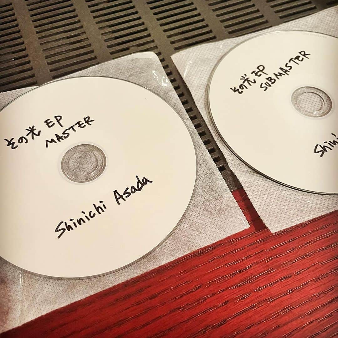 浅田信一のインスタグラム：「new!!  「その光 EP」  1.その光 2.雨と雪と星の降る場所 3.ハッピーバースデー 4.カップ麺の詩  マスターとサブマスター！ 中身は完成！ あとはジャケット！」