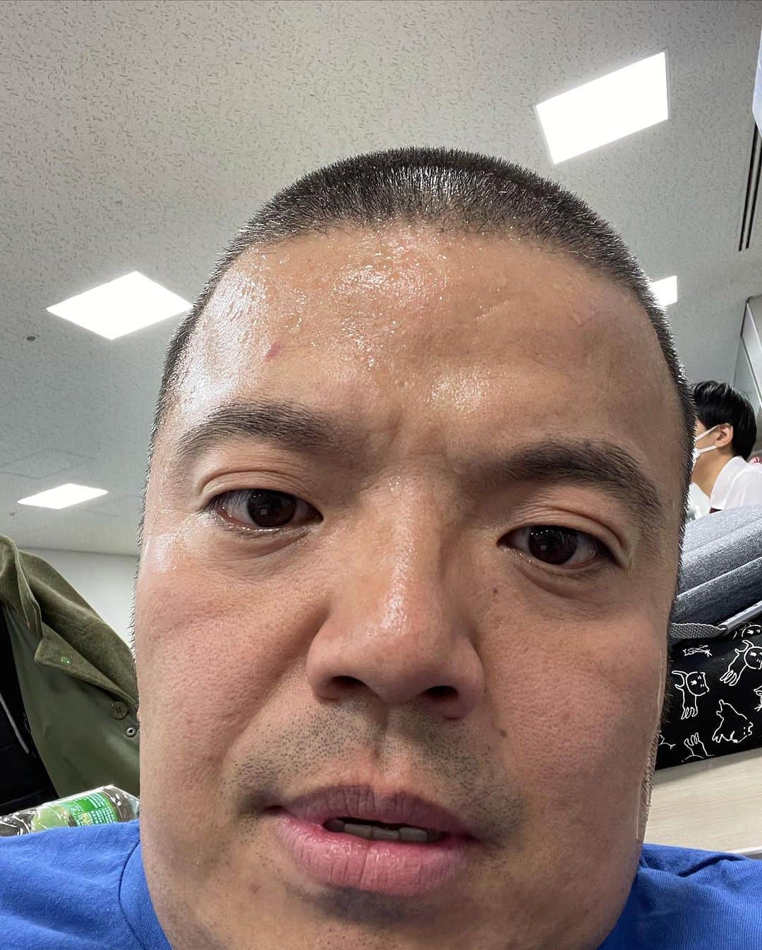 のインスタグラム：「マンゲキでした。  ゲームコーナーは河野さんプロデュース、河野さんMCでした。  最後のゲームは「綱引き・大縄・綱引き」というゲームで、まず綱引きで勝負して、勝ったチームはそのまま大縄を20回跳び、それが成功したら再び綱引きで対戦し、それも勝利したら決着というゲームでした。要はどちらかのチームが三連勝しないと永遠に続くゲームです。  死ぬかと思いました。  何とか赤チーム勝利でコーナーが終わり、控え室でプレイヤーたちが汗だくでぜぇぜぇ言っている中、人間の限界ほど股を開いて涼しい顔で携帯をいじる河野さん。 河野。  芸人界でベスト3に入るＳだと思いました。  そりゃ千日前のマクドも閉店しますわ。  いいねちょうだい」
