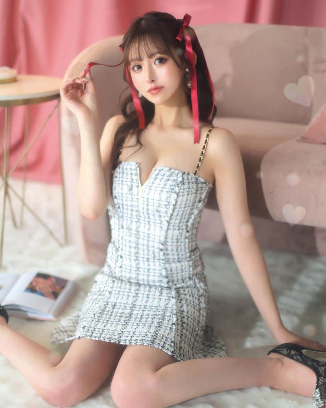 ROBEdeFLEURSのインスタグラム：「⁡ ⁡ 𝐋𝐚𝐦é 𝐓𝐰𝐞𝐞𝐝 𝐑𝐚𝐧𝐝𝐨𝐦 𝐁𝐢𝐣𝐨𝐮 𝐂𝐚𝐦𝐢 𝐃𝐫𝐞𝐬𝐬 ⁡ ⁡ ガーリーカラーのラメツイードを使用したキャミミニドレス♡ ドレス全体に散りばめられたビジューが 動くたびに煌めいて、華やかさを演出します。 フロントジップでキュートさの中にセクシーさもプラス♡ ⁡ ⁡ ⁡ 【ROBE de FLEURS】  ✓ fm3501 white*black ivory pinkk」