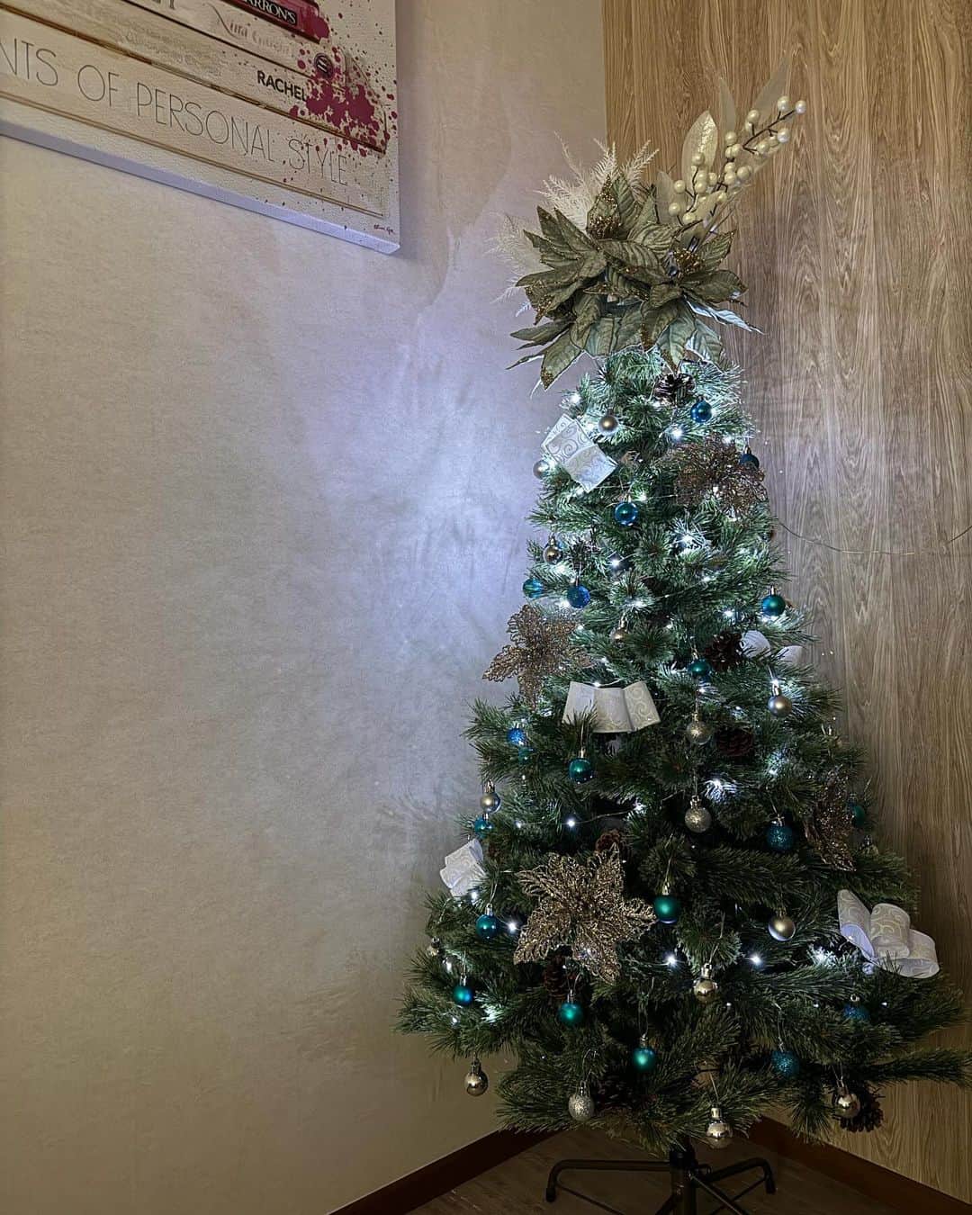 蒼乃夕妃さんのインスタグラム写真 - (蒼乃夕妃Instagram)「我が家のクリスマスツリーが完成致しました🎄  家族の皆様(🥝🕺2名)にアンケートをとった所、ブルーが良いという事で、こんな感じになりました✨ トップは私が作ったんですが、まぁまぁ盛りグセがあるので🙇‍♀️ なんだか予定よりビッグになっちゃった😂  後は1人１つお気に入りのオーナメントを⭐️ １枚目からキウイ氏の天使🪽私の葡萄🍇中河内氏のお馬さん🎠  毎年１つずつ増やしていけたら楽しいなぁ💙 大人になる頃にはガチャガチャなツリーになってるかな🤣🎄」11月18日 17時44分 - yukiaono_official