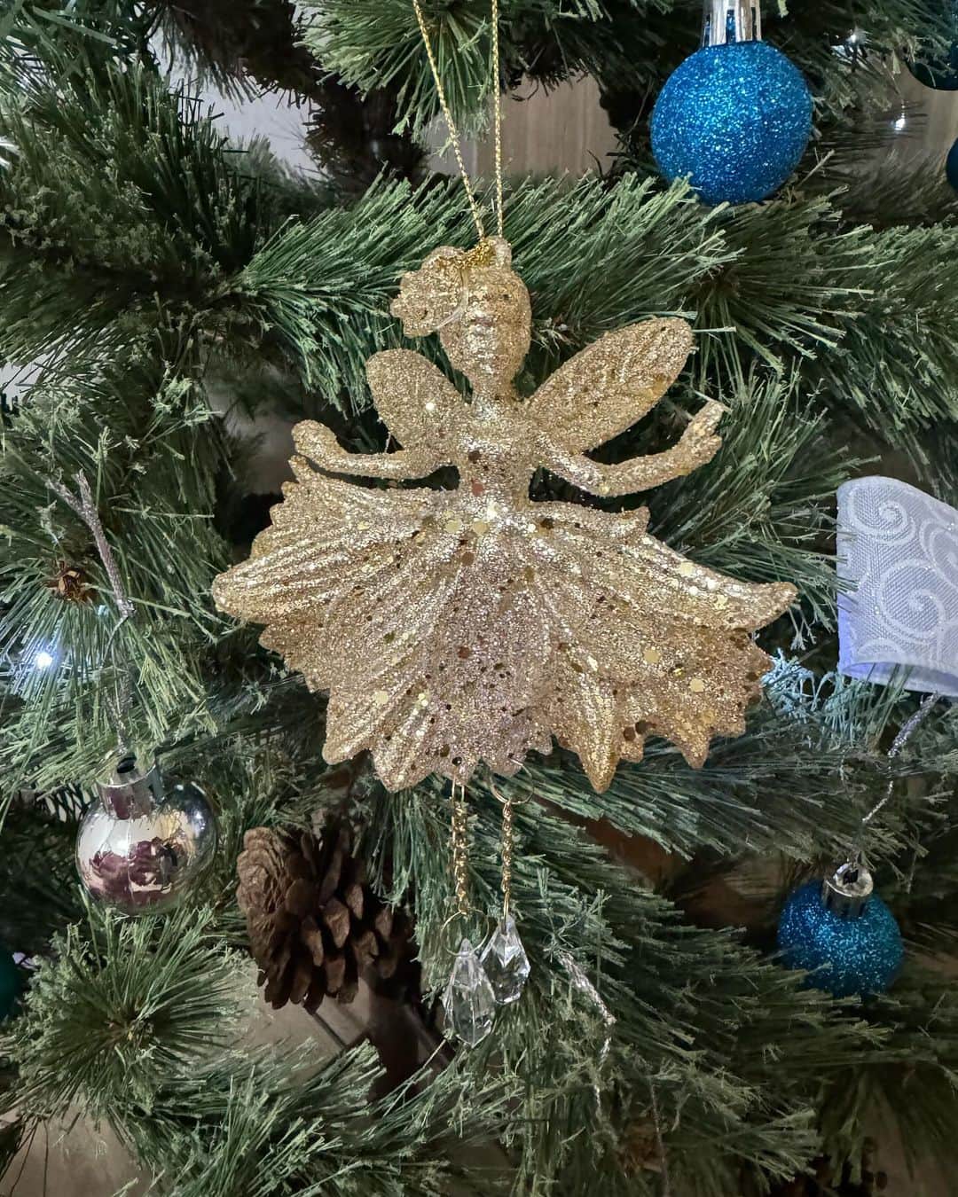 蒼乃夕妃さんのインスタグラム写真 - (蒼乃夕妃Instagram)「我が家のクリスマスツリーが完成致しました🎄  家族の皆様(🥝🕺2名)にアンケートをとった所、ブルーが良いという事で、こんな感じになりました✨ トップは私が作ったんですが、まぁまぁ盛りグセがあるので🙇‍♀️ なんだか予定よりビッグになっちゃった😂  後は1人１つお気に入りのオーナメントを⭐️ １枚目からキウイ氏の天使🪽私の葡萄🍇中河内氏のお馬さん🎠  毎年１つずつ増やしていけたら楽しいなぁ💙 大人になる頃にはガチャガチャなツリーになってるかな🤣🎄」11月18日 17時44分 - yukiaono_official