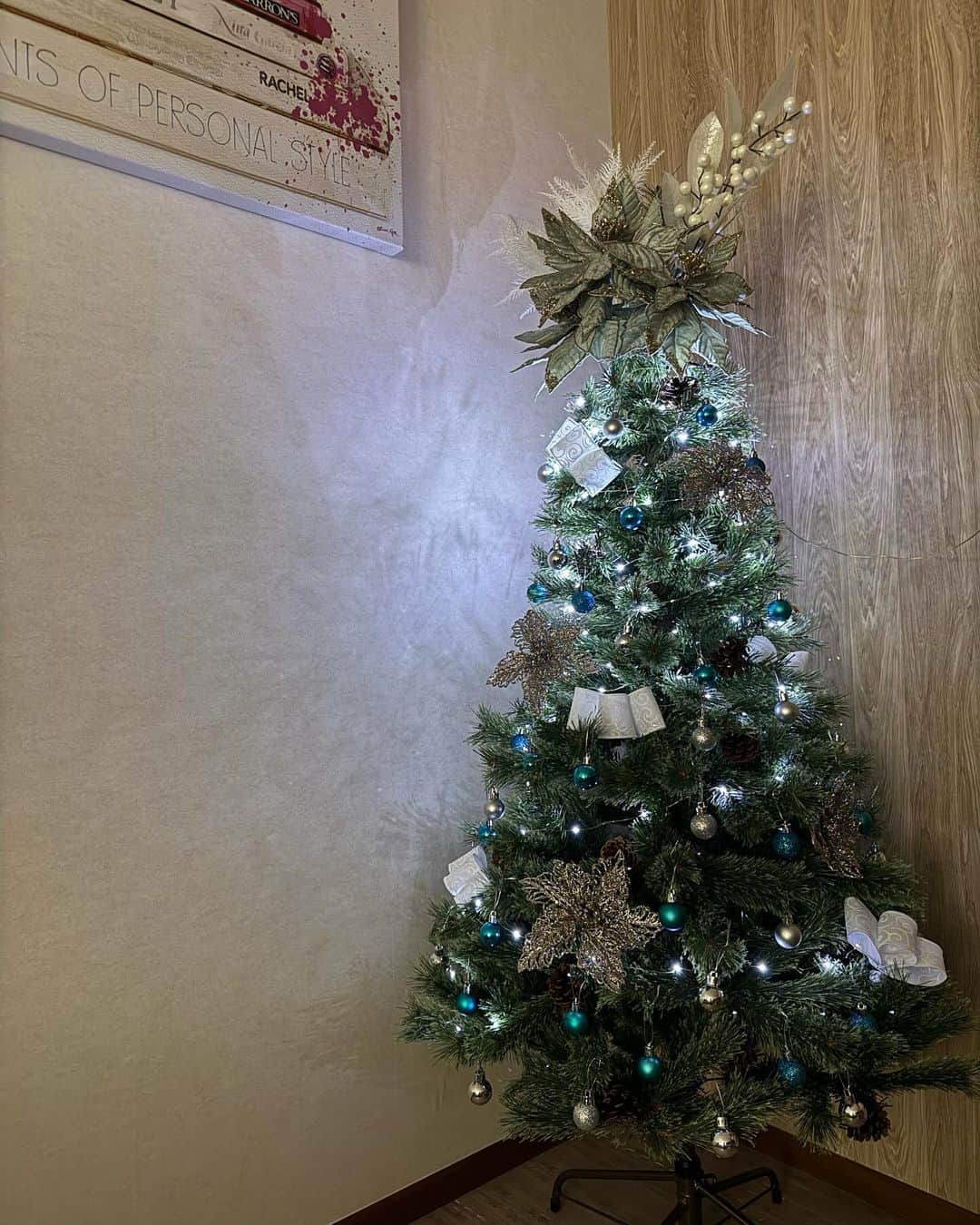 蒼乃夕妃のインスタグラム：「我が家のクリスマスツリーが完成致しました🎄  家族の皆様(🥝🕺2名)にアンケートをとった所、ブルーが良いという事で、こんな感じになりました✨ トップは私が作ったんですが、まぁまぁ盛りグセがあるので🙇‍♀️ なんだか予定よりビッグになっちゃった😂  後は1人１つお気に入りのオーナメントを⭐️ １枚目からキウイ氏の天使🪽私の葡萄🍇中河内氏のお馬さん🎠  毎年１つずつ増やしていけたら楽しいなぁ💙 大人になる頃にはガチャガチャなツリーになってるかな🤣🎄」