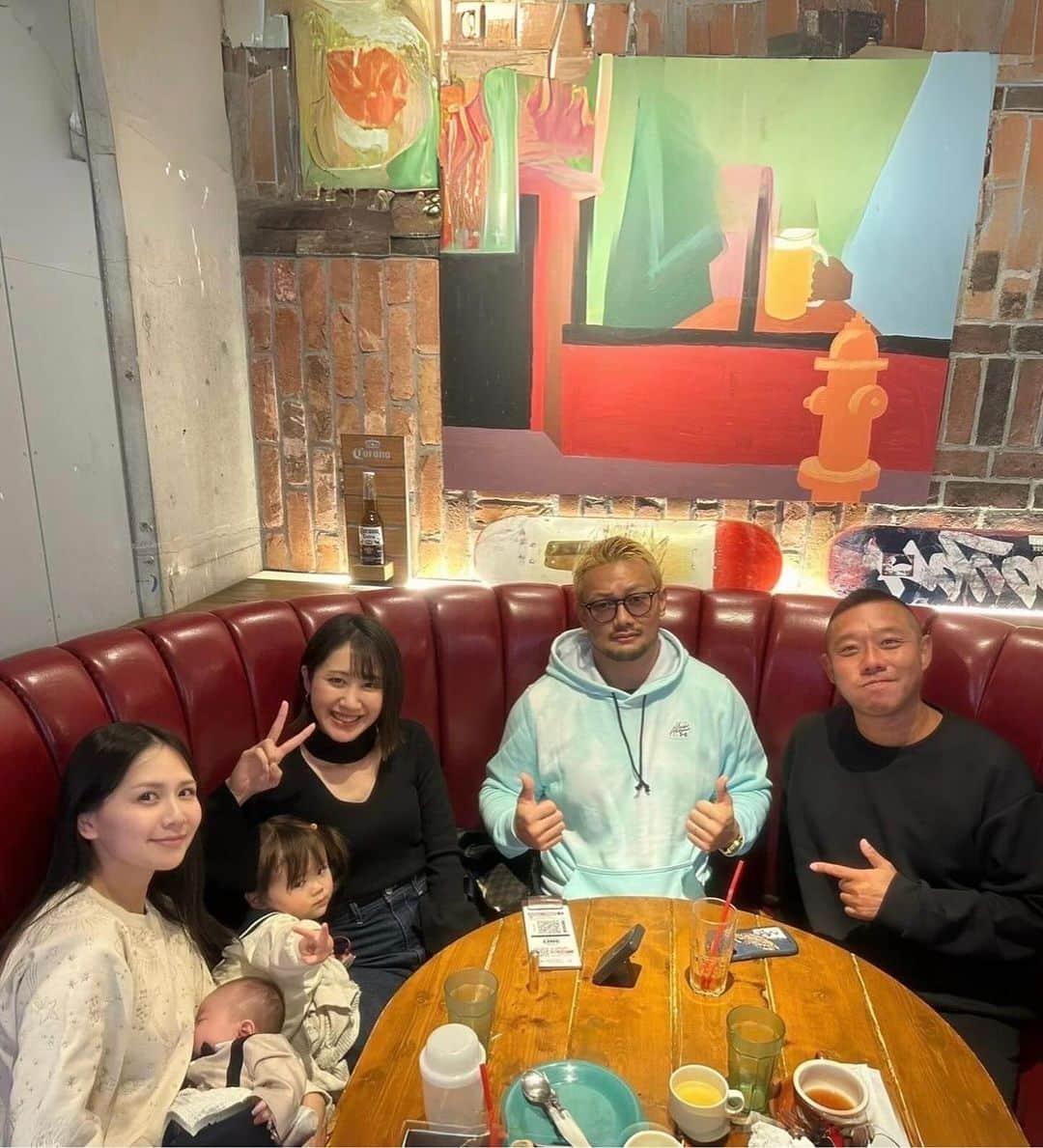 Yuri Sakuraiさんのインスタグラム写真 - (Yuri SakuraiInstagram)「K‐1ファイター愛鷹亮くん。 元AKB48、SKE48佐藤すみれちゃんファミリーとランチでした！  そして、愛娘ひなのと初めましての律にも会えました！  亮くんは12月3日に引退試合を控えていて、 出会ってからの6,7年応援してきましたが、 常に前を向き、前に進み続ける姿を見てきてるので、やりきって欲しい！という気持ちです！  先日会った時も、 リラックスしていて、奥さんのすみれちゃんからみても、今まで見てきた中で1番状態良さそう！と近くでみてるすみれちゃんも話していたので、キックボクサーとして最後の晴れ舞台、 多くの方に応援していただけたら嬉しいです！  自分たちが初めて行った試合は2000人規模の会場で、そこからさいたまスーパーアリーナ、横浜アリーナ、代々木体育館など、1万人規模の大きな会場で輝く亮くんをみてきて、 いい時も思うように行かない時も、 自分と向き合い、それでも前を向いて戦い続ける亮くんと姿にいつも刺激をもらい、 きっと勇気を貰った方も沢山いると思います！  K‐1は3分3ラウンドという約10分の為に、 毎日、死にもの狂いで練習をし、 勝ち負けがハッキリとわかれる世界。 技術的な強さだけでなく、メンタルの強さ、 ぶれない強さも必要とし、 それを抱え約10年過ごしてきた亮くん。  そして、結婚してからはすみれちゃんが、 亮くんを支え、お料理が苦手！と言ってた中でも、アスリートフードマイスターの資格をとって、子育てをしながら毎日懸命に支え、 本当に二人三脚で戦って来た2人。  まずは12月3日の引退試合。 そしてその先も自分やMKの仲間たちと 2人の力になれたらといつも仲間と話しています！  亮くん、ラストファイト！！  #愛鷹亮 くん#キックボクシング#キックボクサー#k1#k1ファイター#格闘家#格闘技#佐藤すみれ ちゃん#プロデューサー#クリエーター#AKB48#SKE48#すー鷹ファミリー#夫婦#アスリートフードマイスター#アスリート飯#減量#引退試合#fighter#idol#kickboxing#沖縄#沖縄移住#沖縄移住生活#東京出張#ウミカジテラス#mkcafe」11月18日 17時45分 - yuri_sakuraiii