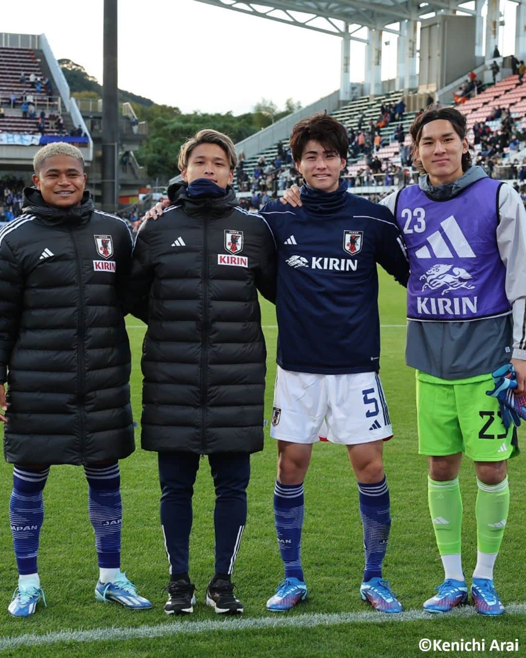 Goal Japanさんのインスタグラム写真 - (Goal JapanInstagram)「🔵 #FC東京 組で記念撮影 🔴 U-22アルゼンチン代表戦後の #バングーナガンデ佳史扶、#松木玖生、#木村誠二、#野澤大志ブランドン。(Photo: Kenichi Arai)  #soccer #football #japan #argentina #jfa #daihyo #fctokyo #tokyo #サッカー #フットボール #サッカー日本代表 #日本代表 #アルゼンチン代表 #⚽」11月18日 17時45分 - goaljapan