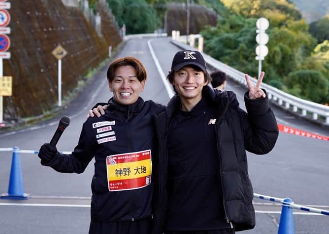 神野大地さんのインスタグラム写真 - (神野大地Instagram)「#激坂最速王決定戦2023   3年連続でゲスト参加。 今年はスタート地点で激坂に挑む参加者のお見送り、応援をさせてもらいました。  普段走れないターンパイクを走れて、景色も富士山見えるし最高で、終わった後の達成感も凄い激坂。2回目以上の参加者が多かったのも納得のクセになる大会です。  箱根駅伝5区より標高差のあるコース、是非一度チャレンジして欲しいです。  今回はYouTube動画を自分で撮影しました。招待選手としてピストンの部に参加したタムケン @kenkenteba やゲストの皆さんにインタビューして、大会の雰囲気もわかると思うので公開をお楽しみに。」11月18日 17時45分 - daichi_0913