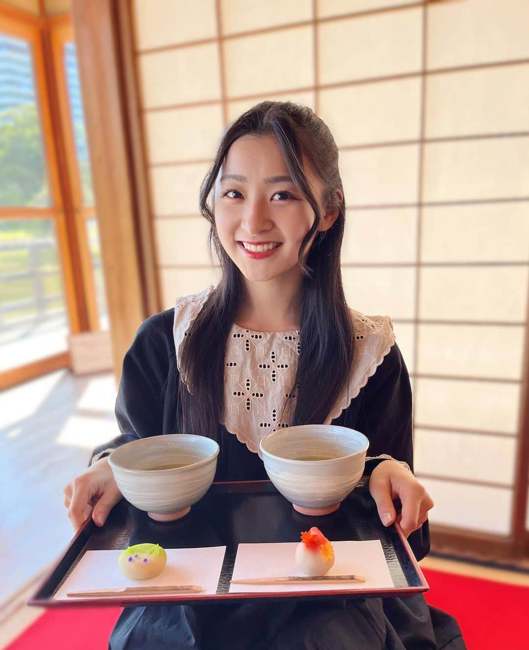 杏ジュリアさんのインスタグラム写真 - (杏ジュリアInstagram)「最近、どんどん“和”な食べ物が好きになってきたんです😍  練り切り美味しかったな‼︎🤤  #抹茶 #matcha #練り切り #和菓子 #浜離宮恩賜庭園 #浜離宮 #庭園 #お散歩 #黒ワンピース #ハーフアップ #instagood  #インスタ映え #longhair #ootd #code  #메이크  #followme  #오오티디 #데일리코디 #여름코디 #japan #도키센 #초도키메키센덴부 #何枚目がすき ？ #japan #idol #杏ジュリア」11月18日 17時45分 - julia_an_official