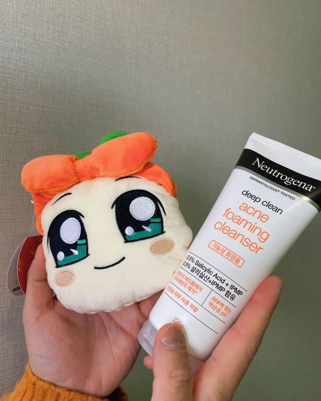 クォン・ヒョクスさんのインスタグラム写真 - (クォン・ヒョクスInstagram)「#광고 @neutrogenakorea 아직도 아크네폼 아니 고르셨어요?  지금 당장 올리브영 가서  <뉴트로지나 X 쿵야 레스토랑즈 기획팩>  구매하고 나가실게요.  뉴트로지나 딥클린 아크네 포밍 클렌저로  매일 딥~클린해주면 혁수처럼 트러블이 나지 않는 꿀피부 유지 가능하시거든여?!  이제부터 꿀피부유지하고 밖에 나가주세요. 아 그리고 11월 한 달 동안 올리브영 단독으로  아크네폼 1+1 구성에 귀여운 양파쿵야 파우치까지 받아볼수 있으시거든여, 11/19(일) 내일 단 하루만!  올리브영 오늘의 특가로 만나볼 수 있으시니깐여 올리브영으로 바로 달려가실게요~ 뉴트로지나X쿵야레스토랑즈 기획팩  고르시면 되실게요.  오늘의 특가는 19,800원이시구요. https://bit.ly/3Qbirkg 여기서 다시 확인하실게요. #뉴트로지나 #고르실게요  #아크네클렌징폼 #믿으실게요  #올리브영추천템 #구매하실게요  #여드름클렌징폼 #써보실게요  #양파쿵야 #받아가실게요」11月18日 17時45分 - kwunhyuksoo