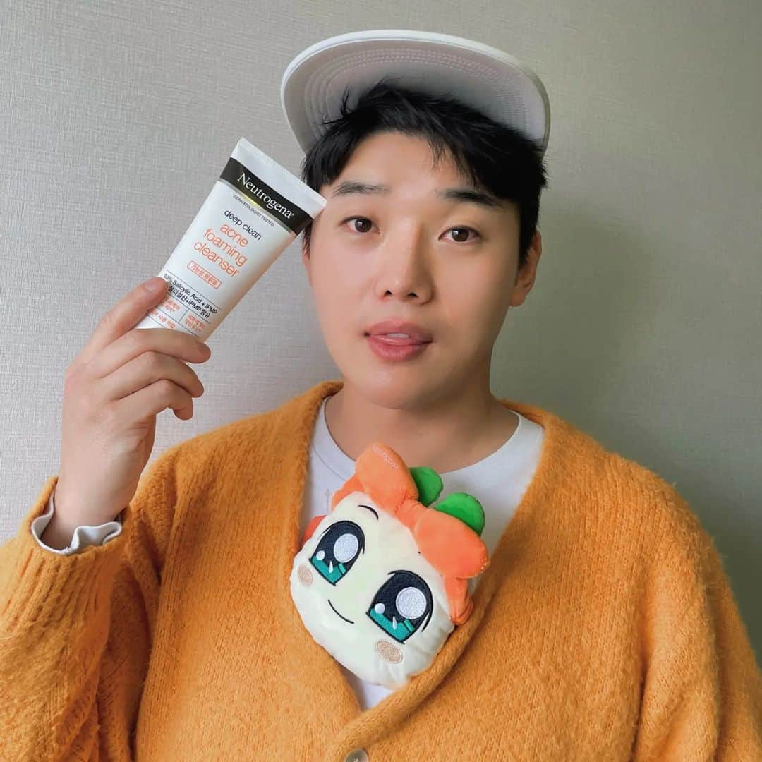 クォン・ヒョクスさんのインスタグラム写真 - (クォン・ヒョクスInstagram)「#광고 @neutrogenakorea 아직도 아크네폼 아니 고르셨어요?  지금 당장 올리브영 가서  <뉴트로지나 X 쿵야 레스토랑즈 기획팩>  구매하고 나가실게요.  뉴트로지나 딥클린 아크네 포밍 클렌저로  매일 딥~클린해주면 혁수처럼 트러블이 나지 않는 꿀피부 유지 가능하시거든여?!  이제부터 꿀피부유지하고 밖에 나가주세요. 아 그리고 11월 한 달 동안 올리브영 단독으로  아크네폼 1+1 구성에 귀여운 양파쿵야 파우치까지 받아볼수 있으시거든여, 11/19(일) 내일 단 하루만!  올리브영 오늘의 특가로 만나볼 수 있으시니깐여 올리브영으로 바로 달려가실게요~ 뉴트로지나X쿵야레스토랑즈 기획팩  고르시면 되실게요.  오늘의 특가는 19,800원이시구요. https://bit.ly/3Qbirkg 여기서 다시 확인하실게요. #뉴트로지나 #고르실게요  #아크네클렌징폼 #믿으실게요  #올리브영추천템 #구매하실게요  #여드름클렌징폼 #써보실게요  #양파쿵야 #받아가실게요」11月18日 17時45分 - kwunhyuksoo