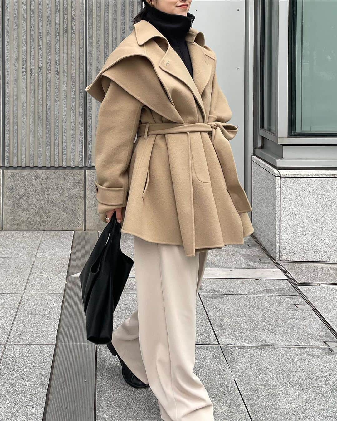 ETRÉ TOKYO ストアさんのインスタグラム写真 - (ETRÉ TOKYO ストアInstagram)「@etretokyo  【11/23 New Arrival】  ㅤㅤㅤ ㅤㅤㅤ #ETREフーディーリバートレンチコート BEIGE / BLACK S.M size ¥59,400(tax in) ㅤㅤㅤ ㅤㅤ ㅤㅤㅤ新宿スタッフ @etretokyo_risa 160cm BEIGE/S着用  @etretokyo_nami 167cm BLACK/M着用  ㅤㅤㅤ  ㅤㅤㅤ┈┈┈┈┈┈┈┈┈┈┈┈┈┈┈┈┈┈┈ ㅤㅤㅤ ㅤㅤ  【INFORMATION】 ⁡ㅤㅤㅤ ⁡ ※11/23(木)発売のアイテムは、11/24(金)12:00よりお在庫のある場合、ルミネカード会員様限定で店舗通販のご利用が可能です。  ⁡ ※お電話がつながりにくい可能性がございます。 ⁡ ※また混雑時には入場制限及び 試着点数の制限を設けさせて頂きます。 予めご了承ください。 ⁡ ⁡ ご理解、ご協力を賜りますよう 心よりお願い申し上げます。   ㅤㅤㅤ 【LUMINE SHINJUKU STORE】 ETRÉ TOKYO ルミネ新宿2店 TEL：03-5989-0979  ー営業時間ー (平日、土日祝)11:00-21:00 ⁡  #etretokyo#etre#fashion#etretokyoshinjuku #etre#2023etre#etretokyo_staff_ootd#2023aw #大人ファッションコーデ #シンプルスタイル  #オトナカジュアルコーデ #ショートコート #フーディコート #モノトーンコーディネート #ロングブーツコーデ」11月18日 17時45分 - etretokyo_store