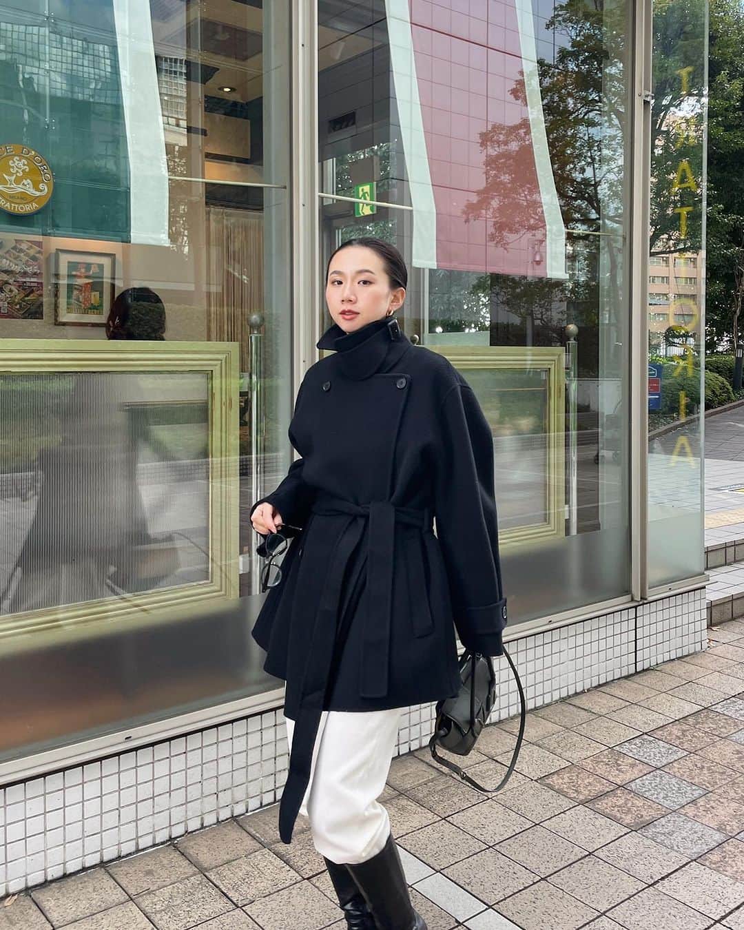 ETRÉ TOKYO ストアさんのインスタグラム写真 - (ETRÉ TOKYO ストアInstagram)「@etretokyo  【11/23 New Arrival】  ㅤㅤㅤ ㅤㅤㅤ #ETREフーディーリバートレンチコート BEIGE / BLACK S.M size ¥59,400(tax in) ㅤㅤㅤ ㅤㅤ ㅤㅤㅤ新宿スタッフ @etretokyo_risa 160cm BEIGE/S着用  @etretokyo_nami 167cm BLACK/M着用  ㅤㅤㅤ  ㅤㅤㅤ┈┈┈┈┈┈┈┈┈┈┈┈┈┈┈┈┈┈┈ ㅤㅤㅤ ㅤㅤ  【INFORMATION】 ⁡ㅤㅤㅤ ⁡ ※11/23(木)発売のアイテムは、11/24(金)12:00よりお在庫のある場合、ルミネカード会員様限定で店舗通販のご利用が可能です。  ⁡ ※お電話がつながりにくい可能性がございます。 ⁡ ※また混雑時には入場制限及び 試着点数の制限を設けさせて頂きます。 予めご了承ください。 ⁡ ⁡ ご理解、ご協力を賜りますよう 心よりお願い申し上げます。   ㅤㅤㅤ 【LUMINE SHINJUKU STORE】 ETRÉ TOKYO ルミネ新宿2店 TEL：03-5989-0979  ー営業時間ー (平日、土日祝)11:00-21:00 ⁡  #etretokyo#etre#fashion#etretokyoshinjuku #etre#2023etre#etretokyo_staff_ootd#2023aw #大人ファッションコーデ #シンプルスタイル  #オトナカジュアルコーデ #ショートコート #フーディコート #モノトーンコーディネート #ロングブーツコーデ」11月18日 17時45分 - etretokyo_store