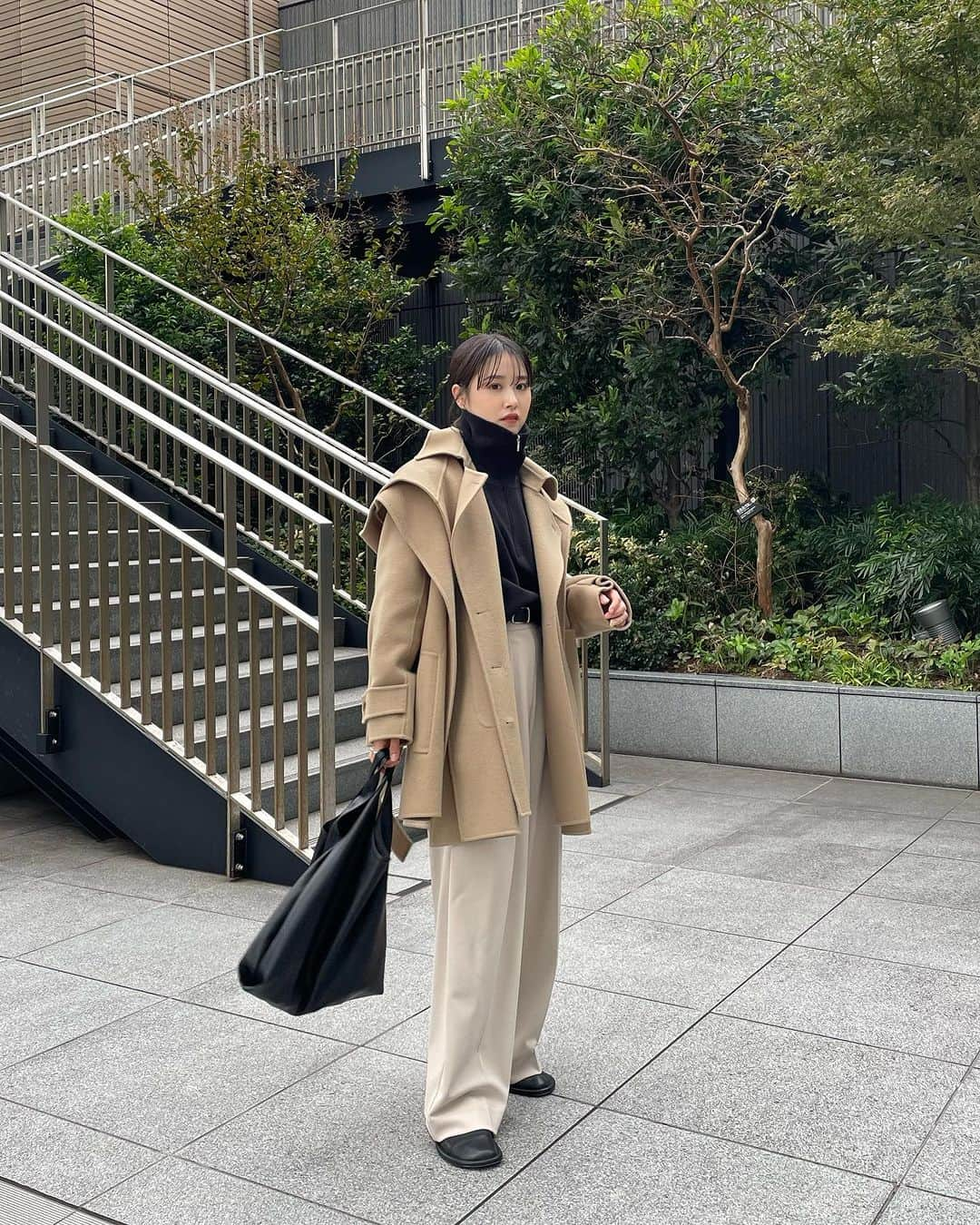 ETRÉ TOKYO ストアさんのインスタグラム写真 - (ETRÉ TOKYO ストアInstagram)「@etretokyo  【11/23 New Arrival】  ㅤㅤㅤ ㅤㅤㅤ #ETREフーディーリバートレンチコート BEIGE / BLACK S.M size ¥59,400(tax in) ㅤㅤㅤ ㅤㅤ ㅤㅤㅤ新宿スタッフ @etretokyo_risa 160cm BEIGE/S着用  @etretokyo_nami 167cm BLACK/M着用  ㅤㅤㅤ  ㅤㅤㅤ┈┈┈┈┈┈┈┈┈┈┈┈┈┈┈┈┈┈┈ ㅤㅤㅤ ㅤㅤ  【INFORMATION】 ⁡ㅤㅤㅤ ⁡ ※11/23(木)発売のアイテムは、11/24(金)12:00よりお在庫のある場合、ルミネカード会員様限定で店舗通販のご利用が可能です。  ⁡ ※お電話がつながりにくい可能性がございます。 ⁡ ※また混雑時には入場制限及び 試着点数の制限を設けさせて頂きます。 予めご了承ください。 ⁡ ⁡ ご理解、ご協力を賜りますよう 心よりお願い申し上げます。   ㅤㅤㅤ 【LUMINE SHINJUKU STORE】 ETRÉ TOKYO ルミネ新宿2店 TEL：03-5989-0979  ー営業時間ー (平日、土日祝)11:00-21:00 ⁡  #etretokyo#etre#fashion#etretokyoshinjuku #etre#2023etre#etretokyo_staff_ootd#2023aw #大人ファッションコーデ #シンプルスタイル  #オトナカジュアルコーデ #ショートコート #フーディコート #モノトーンコーディネート #ロングブーツコーデ」11月18日 17時45分 - etretokyo_store