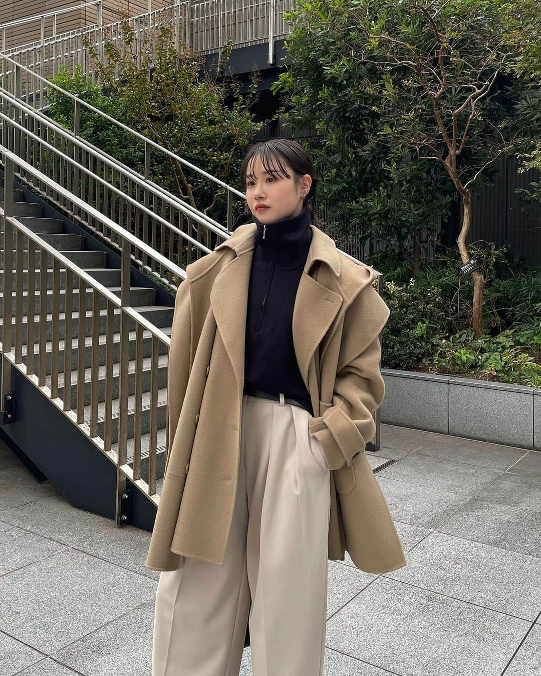 ETRÉ TOKYO ストアのインスタグラム：「@etretokyo  【11/23 New Arrival】  ㅤㅤㅤ ㅤㅤㅤ #ETREフーディーリバートレンチコート BEIGE / BLACK S.M size ¥59,400(tax in) ㅤㅤㅤ ㅤㅤ ㅤㅤㅤ新宿スタッフ @etretokyo_risa 160cm BEIGE/S着用  @etretokyo_nami 167cm BLACK/M着用  ㅤㅤㅤ  ㅤㅤㅤ┈┈┈┈┈┈┈┈┈┈┈┈┈┈┈┈┈┈┈ ㅤㅤㅤ ㅤㅤ  【INFORMATION】 ⁡ㅤㅤㅤ ⁡ ※11/23(木)発売のアイテムは、11/24(金)12:00よりお在庫のある場合、ルミネカード会員様限定で店舗通販のご利用が可能です。  ⁡ ※お電話がつながりにくい可能性がございます。 ⁡ ※また混雑時には入場制限及び 試着点数の制限を設けさせて頂きます。 予めご了承ください。 ⁡ ⁡ ご理解、ご協力を賜りますよう 心よりお願い申し上げます。   ㅤㅤㅤ 【LUMINE SHINJUKU STORE】 ETRÉ TOKYO ルミネ新宿2店 TEL：03-5989-0979  ー営業時間ー (平日、土日祝)11:00-21:00 ⁡  #etretokyo#etre#fashion#etretokyoshinjuku #etre#2023etre#etretokyo_staff_ootd#2023aw #大人ファッションコーデ #シンプルスタイル  #オトナカジュアルコーデ #ショートコート #フーディコート #モノトーンコーディネート #ロングブーツコーデ」
