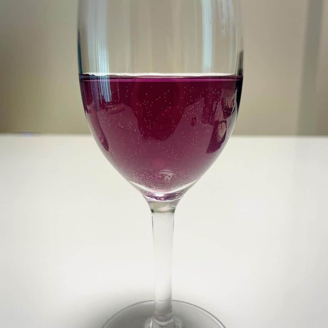 井上あみなさんのインスタグラム写真 - (井上あみなInstagram)「【今話題の紫色の白ワイン！】ヴァイオレットセブンをいただきました🍷💗  ワインといったら「赤ワイン」「白ワイン」「ロゼ ワイン」などがありますが、ヴァイオレットセブンは紫色のワイン❣️  紫色の秘密はハーブティーで有名な『バタフライピー』 甘口の白ワインにバタフライピーのエキスを加えると、葡萄の酸味に反応して綺麗な紫色になるんだって😊 人工着色料は一切使用していない、自然が作る宝石の様なヴァイオレット🥰  甘くてとっても飲みやすかった🍷  バタフライピーには抗酸化作用があるので、一般的なワインに多く添加されている酸化防止剤の量を必要最小限にまで抑制！ 添加物が気になる......そんな方にもオススメな1本😊  ヴァイオレットセブンのアルコール度数は7.0% さらに葡萄の甘さをギュッと凝縮した甘口なので、とても飲みやすいよ😋 また、バタフライピー由来のほのかなタンニンが滑らかな飲み口にし、心落ち着く味わいに。 ワインをこれから飲み始めたい方、お酒がそんなに得意ではない方にもオススメできる1本です💗  ボトルのラベルに印刷された花のイラストは、冷やすと色が濃くなる仕様。 白ワインの飲み頃温度まで冷えたか一目で分かるのも嬉しい♥️  Amazon白ワイン売れ筋ランキングで、母の日期間に1位に！ また、ギフトランキングや欲しいものランキングでも1位を獲得しており、ギフトにもオススメだよ🙆‍♀️  今ならお得なプロモーションコードが❣️ この機会にぜひ✨  https://amzn.asia/d/4zOo95T  プロモーションコード：GDAYSNS24 割引率：10%OFF 有効期間：2023/11/15~2023/11/23 適用場所：amazon 利用方法： 1．商品をカートに入れる。 2．レジに進む。 3．支払情報項目にある「ギフトカード、種類別商品件、またはプロモーションコード」と書かれている欄にクーポンコードを記載する。  ※プロモーションコードの対象商品は、ヴァイオレットセブンだけでなく、G'dayWineで販売している全てのワインになります。  #PR @gdaywineofficial #gdaywine #オーストラリアワイン #パープルワイン #紫ワイン」11月18日 17時46分 - amina_inoue0702