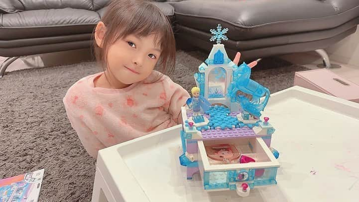 大知めぐみさんのインスタグラム写真 - (大知めぐみInstagram)「お誕生日に頂いたLEGOコレクション☺️✨ ⁡ ギミックも細かく作りも可愛くて、私までハマって収集癖を発揮しそうです…🤤💓 ⁡ 途中途中ゴロゴロしながらもwめいが頑張って自分で作って成長を感じました✨  組立て書がアプリで3Dになっていて、わかりやすく時代の流れも感じました😂w ⁡ ⁡ ⁡ ⁡ ⁡ ⁡ ⁡ ⁡ #lego #30代ママ #主婦#女の子のママ #followｍe #幼稚園ママ #육아스타그램 #육아 #육아소통 #육아맘 #맘스타그램 #legophotography #legofan #レゴ #レゴブロック #ブロック #知育 #知育玩具 #知育遊び #プリンセス #ディズニー #ディズニーグッズ #誕生日プレゼント #5歳誕生日 #5歳誕生日プレゼント #遊び」11月18日 12時24分 - megmeg0715