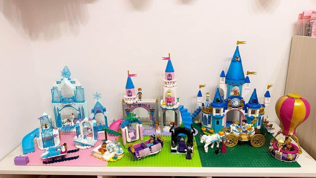 大知めぐみさんのインスタグラム写真 - (大知めぐみInstagram)「お誕生日に頂いたLEGOコレクション☺️✨ ⁡ ギミックも細かく作りも可愛くて、私までハマって収集癖を発揮しそうです…🤤💓 ⁡ 途中途中ゴロゴロしながらもwめいが頑張って自分で作って成長を感じました✨  組立て書がアプリで3Dになっていて、わかりやすく時代の流れも感じました😂w ⁡ ⁡ ⁡ ⁡ ⁡ ⁡ ⁡ ⁡ #lego #30代ママ #主婦#女の子のママ #followｍe #幼稚園ママ #육아스타그램 #육아 #육아소통 #육아맘 #맘스타그램 #legophotography #legofan #レゴ #レゴブロック #ブロック #知育 #知育玩具 #知育遊び #プリンセス #ディズニー #ディズニーグッズ #誕生日プレゼント #5歳誕生日 #5歳誕生日プレゼント #遊び」11月18日 12時24分 - megmeg0715