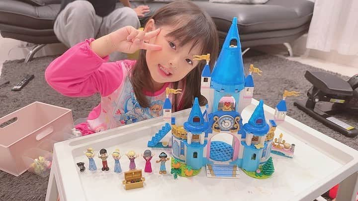 大知めぐみのインスタグラム：「お誕生日に頂いたLEGOコレクション☺️✨ ⁡ ギミックも細かく作りも可愛くて、私までハマって収集癖を発揮しそうです…🤤💓 ⁡ 途中途中ゴロゴロしながらもwめいが頑張って自分で作って成長を感じました✨  組立て書がアプリで3Dになっていて、わかりやすく時代の流れも感じました😂w ⁡ ⁡ ⁡ ⁡ ⁡ ⁡ ⁡ ⁡ #lego #30代ママ #主婦#女の子のママ #followｍe #幼稚園ママ #육아스타그램 #육아 #육아소통 #육아맘 #맘스타그램 #legophotography #legofan #レゴ #レゴブロック #ブロック #知育 #知育玩具 #知育遊び #プリンセス #ディズニー #ディズニーグッズ #誕生日プレゼント #5歳誕生日 #5歳誕生日プレゼント #遊び」