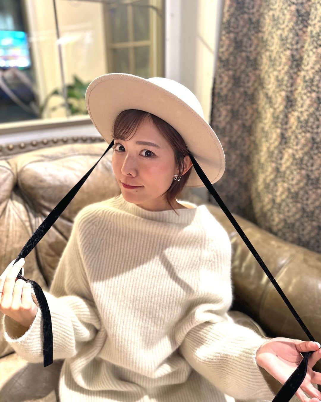 桑原茉萌のインスタグラム：「たまには動画じゃなくて写真を載せてみる📸  新宿伊勢丹で一目惚れした帽子🥰 お気に入り❣️❣️  #autumn #fyp #ootd #秋コーデ #🍁 #me」