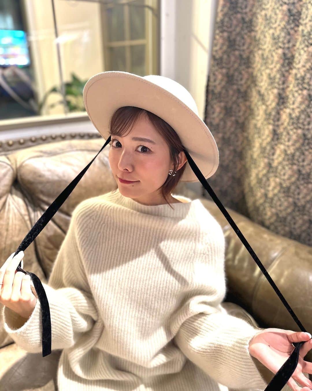 桑原茉萌のインスタグラム：「たまには動画じゃなくて写真を載せてみる📸  新宿伊勢丹で一目惚れした帽子🥰 お気に入り❣️❣️  #autumn #fyp #ootd #秋コーデ #🍁 #me」