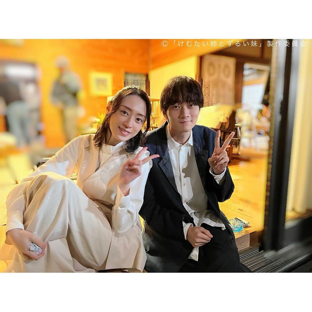 けむたい姉とずるい妹のインスタグラム：「. じゅん( #栗山千明 さん)と 律( #栁俊太郎 さん) デート後の縁側でオフショット📸  ／ 『#けむたい姉とずるい妹 』 第7話 11/20(月)夜11:06放送🪄 ＼  6話は #TVer で配信中🎗 tver.jp/episodes/epm9l1zwyc  U-NEXTなどで全話配信中💠  #テレビ東京 #けむずる  #栗山千明 #馬場ふみか #栁俊太郎  #桜田通 #雛形あきこ  #オフショット」
