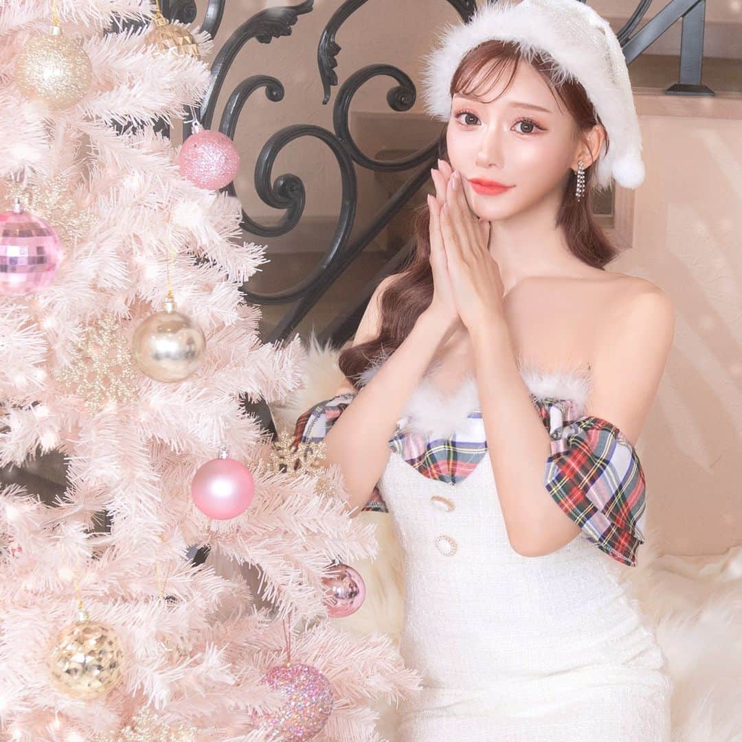 DazzyStoreさんのインスタグラム写真 - (DazzyStoreInstagram)「クリスマスは何着よう？⁠ ⁠ 2023年のクリスマスコスチュームは⁠ 上質で可愛い💕⁠ 他と被るのが嫌な人におすすめなセットです！⁠ ⁠ #明日花キララ さん着用 @asukakiraran⁠ ･･････････････････････････････････⁠ 🏷オフショルツイードチェックフリルサンタコスチューム⁠ Price：¥9,328 (tax in)⁠ Color：RED / WHITE⁠ 商品No.🔍 : fo7g003⁠ ⁠ ツイード×クリスマスチェックの組み合わせが⁠ 上品でキュートなサンタコスチューム。⁠ ふんわりフリルのオフショルで華奢見え抜群✨⁠ マーメイドスカートで女性らしいラインに💗⁠ サンタ帽とワンピースのセットです♪⁠ ⁠ ･･････････････････････････････････⁠ 　⁠ プロフィールのURLから⁠ オンラインショップをチェックしてね👆⁠ ▽　▽　▽　▽⁠ @dazzy_official⁠ 　⁠ ⁠\\モニターキャンペーン//⁠ ポンチョ&Aラインワンピースクリスマスコスチューム⁠ がもらえる⁠モニター企画を開催中♡⁠ ⁠ 詳しくは11月16日の投稿をチェック👆⁠ 　⁠ ⁠／⁠ ⁠ dazzyドレスの着用写真を　⁠ ⁠#dazzyme をつけて投稿すると⁠ dazzy公式HPで紹介されるかも･･･？🫧♩⁠ ＼⁠　　　⁠ 　⁠ ───────────────────⁠───────⁠ #dazzy #dazzystore #通販 #ドレス #キャバ⁠ #キャバ嬢ドレス #キャバ嬢 #水商売 #夜職⁠ #ニュークラブ #クラブ #ナイトワーク⁠ #カラコン #コスメ #GRACIANA ⁠ #モニターキャンペーン #モニター企画 ⁠ #懸賞 #キャバ嬢コーデ #キャバ嬢life⁠ #華奢 #セクシーコーデ #大人可愛い⁠ #サンタコス #トナカイコス #クリスマス」11月18日 12時20分 - dazzy_official