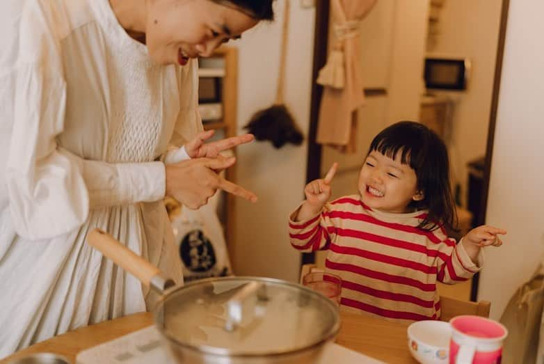 松原加奈恵さんのインスタグラム写真 - (松原加奈恵Instagram)「みんなでポップコーンを作ろう🥳🍿  今日何しよう？っと迷ってたら 友達が教えてくれた🍿大盛り上がり🫶🏻  キャンプでやるのもあり⛰  計って、お塩と油を入れて あとは 歌って踊って待つだけ🕺🏻🕺🏻🕺🏻🎵❤️  出来たてのポップコーンは 美味しくてつい食べすぎちゃうので 待ってる間にしっかり踊って カロリー消費しておくのがポイント◎  #2歳10ヶ月#おうちじかん #こどものいる暮らし#ファミキャン #何気ない日常を残したい」11月18日 12時20分 - piiiiiiico