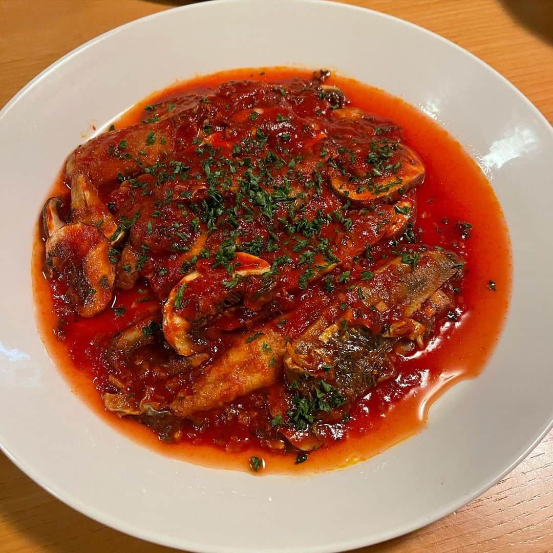 澤田泉美のインスタグラム：「🍽️パパ作の手料理です  パパシェフ一年目🧑‍🍳おめでとう〜❤👨🏻️👏👏 お料理を始めてからあっという間の一年だったね！  去年、主人からお誕生日プレゼントは何がいいか聞かれたんだけど、なんでもない日にお洋服を買ってきてくれたり、 アクセサリーをプレゼントしてくれたり いつもいつも満たしてもらっているのに 欲しいものなんて思いつくはずもなく...🤣🤣🤣  なので “パパと一緒にお料理がしてみたい！” と、リクエストしたのです。  そうしたら、👨🏻「......。」（沈黙） （料理に相当なコンプレックスがあったらしい彼は それが相当嫌だったらしい🤣🤣🤣笑）  1ヶ月ほどの沈黙の後、 👨🏻「一緒に作るのではなく、 僕一人で君の誕生日に作ってみるよ」と👏👏👏 👨🏻「そして、どうせ作るならば、 泉美が攻めないフランス料理に僕は挑戦する‼️」と💙🤍❤️  そのお誕生日ディナーから、あっという間の一年‼️ その一度きりならず、1ヶ月に一度、多い時はもう少し！ 肉じゃがにだって挑戦！ 沢山、沢山、手料理を作ってくれました‼️  彼に食事を作ってもらうたびに、 誕生日プレゼントを貰っているような気持ちになります❤️🥰 これ以上ないプレゼントを貰ったな〜って🤣🩷  あと、“始める”に早いも遅いもない！ ということも教えてもらいました‼️ 料理初心者だったパパも、今では一年目❣️  たくさんの学びをありがとう❤️ これからも、無理なく楽しめる範囲で お料理を楽しみながら作ってもらえたら嬉しいです🥰🥰🥰  #いつもありがとう #手料理#フランス料理 #全部手作り #鰯のトマトソース #エスカルゴバター も作ってた #シャリアピンソース も！ #海老のビスク 🦐 #トスカーナ風ポテトフライ #ステーキ #三児の母 #三児の父」