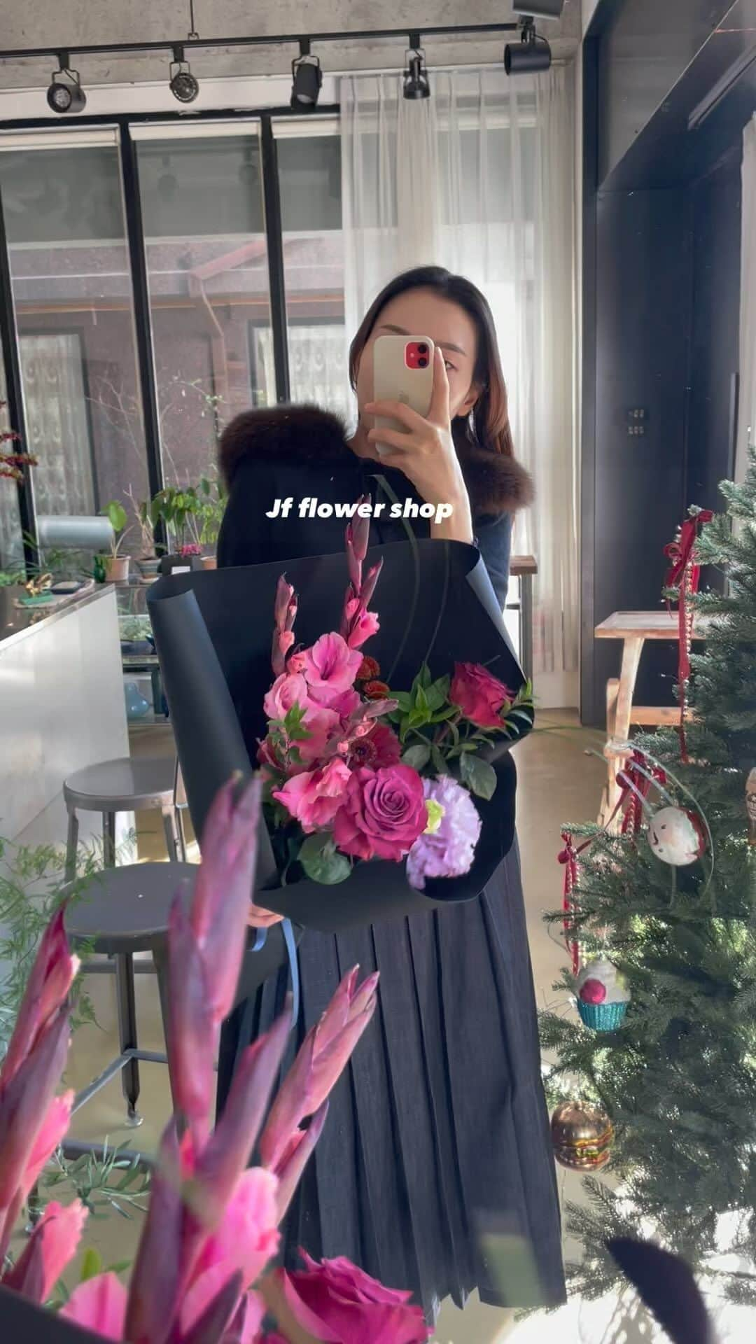 JF flower Shopのインスタグラム：「오늘은 날씨가 좋은 탓인지 꽃을 선물하시는 분들이 많은 것 같아요. 😊😊 주말 꽃은 미리 꼭 예약해주세요 🫶🏻.」