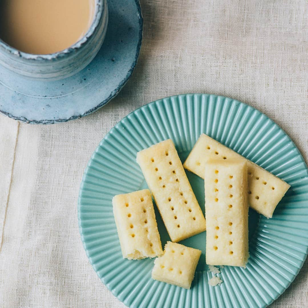 おうちごはん編集部さんのインスタグラム写真 - (おうちごはん編集部Instagram)「【ショートブレッド】#レシピ あり▼  材料4つですぐ作れる‼ スコットランド発祥の伝統菓子「ショートブレッド」の作り方をご紹介✨  バターの豊潤な香りがたまらない😚 熱いミルクティーと一緒にどうぞ❣  --------👇レシピ👇---------  ショートブレッド  ▼材料（13×17.5×高さ3のバット使用で12本分）  ・薄力粉（ドルチェ）……170g ・無塩バター……100g ・グラニュー糖……50g ・塩……ひとつまみ  ▼下準備  1. バターは常温にしておく。  2. 薄力粉はふるっておく。  3. オーブンを160℃に予熱しておく。  ▼作り方  1. ボウルにバターを入れ、ホイッパーを使いクリーム状になるまでよく混ぜる。  2. グラニュー糖を入れ、白っぽくなるまで、よく混ぜ合わせる。  3. ふるった薄力粉と塩を加え、よく混ぜ合わせる。  4. 生地がまとまったら、オーブンシートを敷いたバットに1.5cmの厚さになるように均等になるようにととのえる。  5. カードを使って生地を12等分にカットし、フォークで模様をつける。  6. 生地を冷蔵庫で30分冷やす。  7. 160℃のオーブンで40分焼く  photo by @ayakacooks  🔽「ショートブレッド」のレシピは、おうちごはんの記事でもご紹介しています！ https://ouchi-gohan.jp/2777/  ------------------ ◆このレシピを作ってみたいと思った方は「保存📄」を、おいしそうと思った方はぜひ「いいね♥」してね😚  ◆ #おうちごはんLover を付けて投稿するとおうちごはんの記事やこのアカウント、おうちごはん発信のトレンドリリースなどでご紹介させていただくことがございます。スタッフが毎日楽しくチェックしています♪ ------------------  #おうちごはんlover #おうちごはんラバー #ouchigohanlover #ouchigohan  #あしたのおうちごはん #おうちごはん #recipe #レシピ #sweets #スイーツ #スイーツレシピ #ショートブレッド #スコットランドのお菓子 #おやつ #手作りおやつ #手作りスイーツ #お菓子 #手作りお菓子 #焼き菓子 #お菓子作り #おうちカフェ #カフェタイム」11月18日 12時30分 - ouchigohan.jp