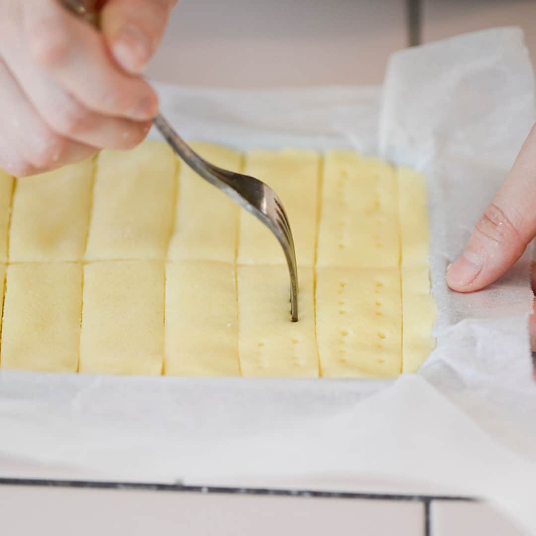 おうちごはん編集部さんのインスタグラム写真 - (おうちごはん編集部Instagram)「【ショートブレッド】#レシピ あり▼  材料4つですぐ作れる‼ スコットランド発祥の伝統菓子「ショートブレッド」の作り方をご紹介✨  バターの豊潤な香りがたまらない😚 熱いミルクティーと一緒にどうぞ❣  --------👇レシピ👇---------  ショートブレッド  ▼材料（13×17.5×高さ3のバット使用で12本分）  ・薄力粉（ドルチェ）……170g ・無塩バター……100g ・グラニュー糖……50g ・塩……ひとつまみ  ▼下準備  1. バターは常温にしておく。  2. 薄力粉はふるっておく。  3. オーブンを160℃に予熱しておく。  ▼作り方  1. ボウルにバターを入れ、ホイッパーを使いクリーム状になるまでよく混ぜる。  2. グラニュー糖を入れ、白っぽくなるまで、よく混ぜ合わせる。  3. ふるった薄力粉と塩を加え、よく混ぜ合わせる。  4. 生地がまとまったら、オーブンシートを敷いたバットに1.5cmの厚さになるように均等になるようにととのえる。  5. カードを使って生地を12等分にカットし、フォークで模様をつける。  6. 生地を冷蔵庫で30分冷やす。  7. 160℃のオーブンで40分焼く  photo by @ayakacooks  🔽「ショートブレッド」のレシピは、おうちごはんの記事でもご紹介しています！ https://ouchi-gohan.jp/2777/  ------------------ ◆このレシピを作ってみたいと思った方は「保存📄」を、おいしそうと思った方はぜひ「いいね♥」してね😚  ◆ #おうちごはんLover を付けて投稿するとおうちごはんの記事やこのアカウント、おうちごはん発信のトレンドリリースなどでご紹介させていただくことがございます。スタッフが毎日楽しくチェックしています♪ ------------------  #おうちごはんlover #おうちごはんラバー #ouchigohanlover #ouchigohan  #あしたのおうちごはん #おうちごはん #recipe #レシピ #sweets #スイーツ #スイーツレシピ #ショートブレッド #スコットランドのお菓子 #おやつ #手作りおやつ #手作りスイーツ #お菓子 #手作りお菓子 #焼き菓子 #お菓子作り #おうちカフェ #カフェタイム」11月18日 12時30分 - ouchigohan.jp