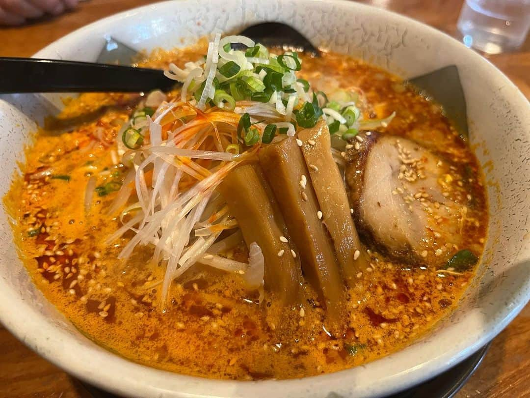 やまだひさしのインスタグラム：「孤独のグルメ 信州味噌ラーメン！ 寒い場所で食べると尚更美味い。 午後の部もスペシャルオリンピックス 生配信あるので観てねー。 #やまだひさし #ラジオ #DJ #スペシャルオリンピックス #specialolympics」