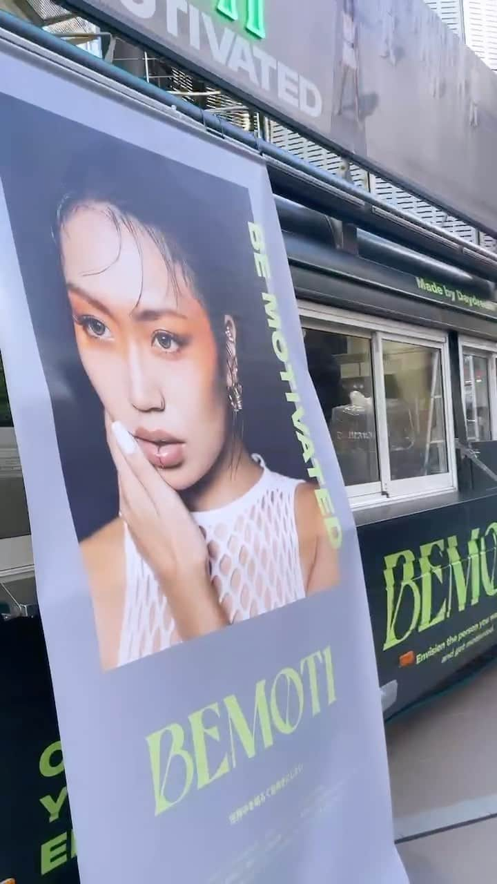 RIEHATAのインスタグラム：「@bemoti.official ベモチトラックなう🚚！  試飲にぜひかもん🌿🌿🌿💚🧡  渋谷よしもと無限大ホール前！📍🇯🇵」