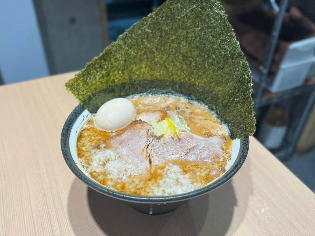 SUSURUのインスタグラム：「浅草 熟成味噌らーめんのりあき・美々さん。 野菜をしっかり炒めて香ばしい香りたっぷり感じられる味噌スープがうんめえ！ 生玉子無料もありがたきサービスです。 #susuru_tv #浅草熟成味噌らーめんのりあき・美々  #浅草 #東京 #味噌ラーメン #うまい  #ラーメン #らーめん #ramen #ラーメン部 #ramennoodles #毎日ラーメン生活 #麺スタグラム #japaneseramen #japanramen #foodstagram #foodie #noodles #instanoodle #instaramen #instafood #東京ラーメン #味噌らーめん #みそらーめん」