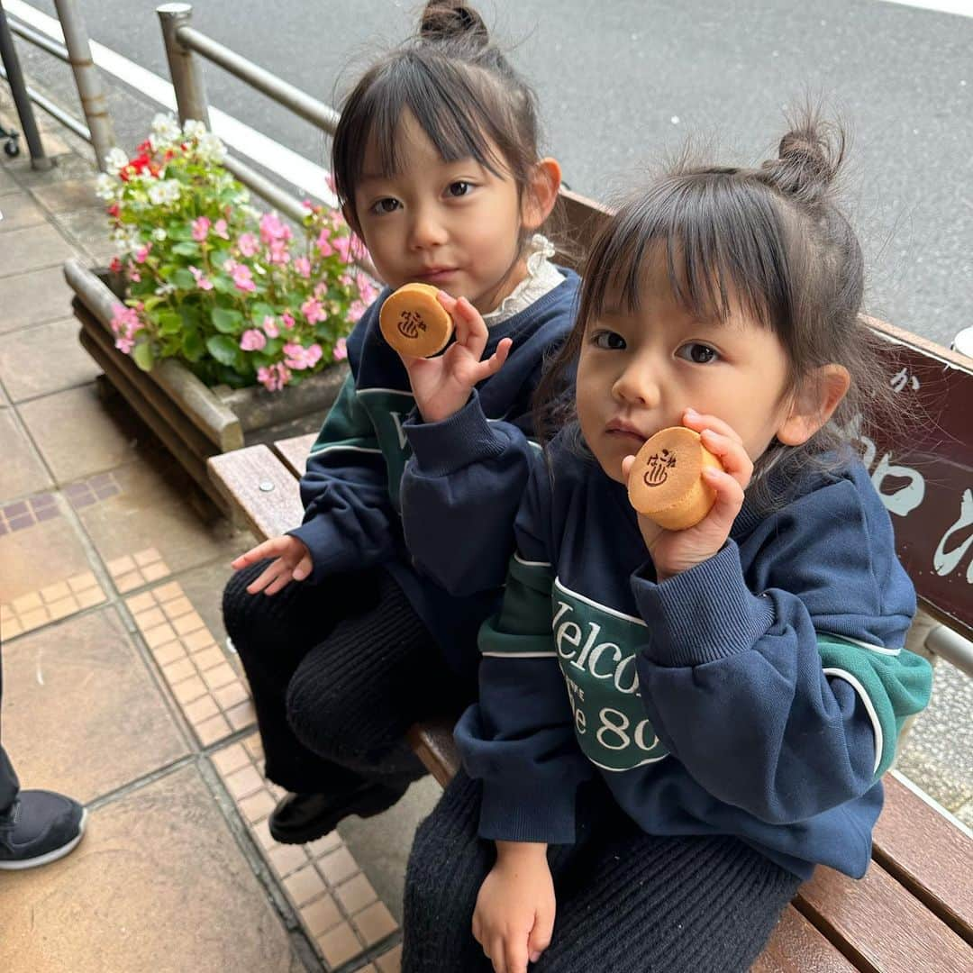 ゆにみあさんのインスタグラム写真 - (ゆにみあInstagram)「箱根食べ歩き🫶🏻 どれも美味しかったけど 2人のお気に入りはさつまいものチップ🍠  帰りにちょっとだけ江ノ島にも行けた🌊 生しらす丼おいしかった🐟」11月18日 12時38分 - pome.rono