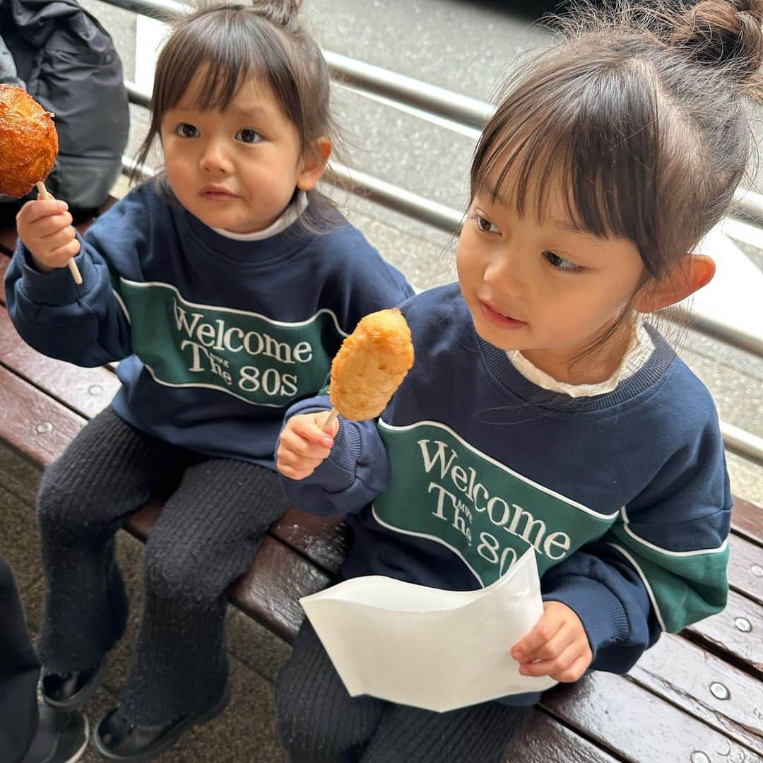 ゆにみあさんのインスタグラム写真 - (ゆにみあInstagram)「箱根食べ歩き🫶🏻 どれも美味しかったけど 2人のお気に入りはさつまいものチップ🍠  帰りにちょっとだけ江ノ島にも行けた🌊 生しらす丼おいしかった🐟」11月18日 12時38分 - pome.rono