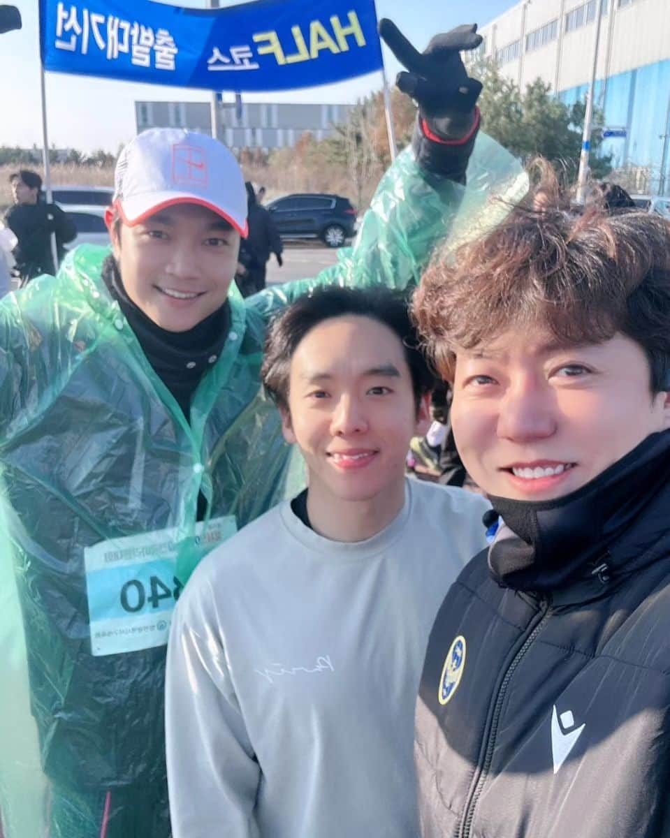 ソ・ドヨンさんのインスタグラム写真 - (ソ・ドヨンInstagram)「첫 하프 마라톤 완주! 공식기록 1:58:58 페이서 석민이 고마웠고 끝까지 완주한  태중이도 함께해서 좋았다:) 내년에 풀마 가자!!!  #정서진아라뱃길마라톤#halfmarathon」11月18日 12時38分 - seo.do.young