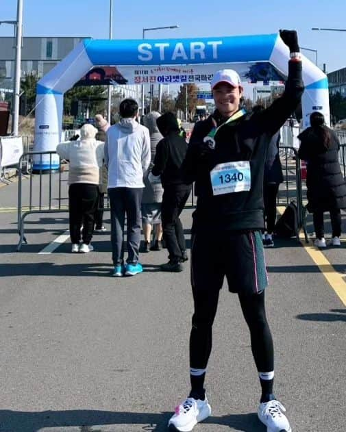 ソ・ドヨンのインスタグラム：「첫 하프 마라톤 완주! 공식기록 1:58:58 페이서 석민이 고마웠고 끝까지 완주한  태중이도 함께해서 좋았다:) 내년에 풀마 가자!!!  #정서진아라뱃길마라톤#halfmarathon」