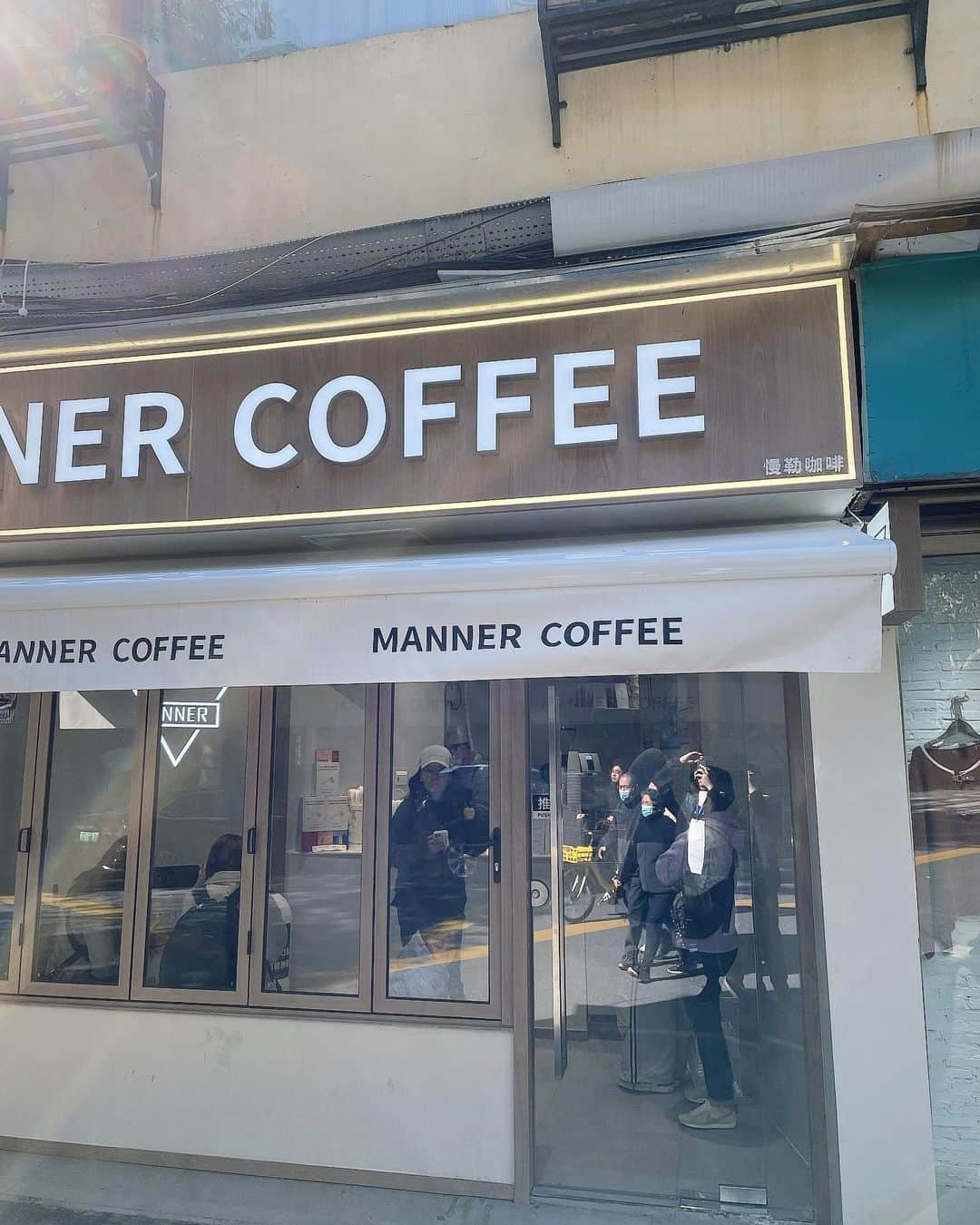 長澤喜稔さんのインスタグラム写真 - (長澤喜稔Instagram)「上海はコーヒーが流行っててオシャレコーヒー屋がたくさん！  #上海  #コーヒースタンド」11月18日 12時38分 - hagetoruyanaika