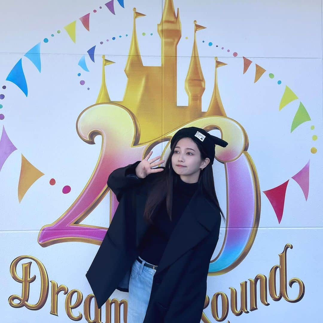 木下綾菜さんのインスタグラム写真 - (木下綾菜Instagram)「ミッキーのお誕生日に Disney Land投稿。🐭♡ . 40周年やで。 みたいなポーズ(？) . 私服は @labelleetude_official  のアウター下ろしました。 ゆるめのシルエットが かわええです . それに合わせてデニムもゆるめ . #disneyland #disney」11月18日 12時38分 - kinoshita_ayana