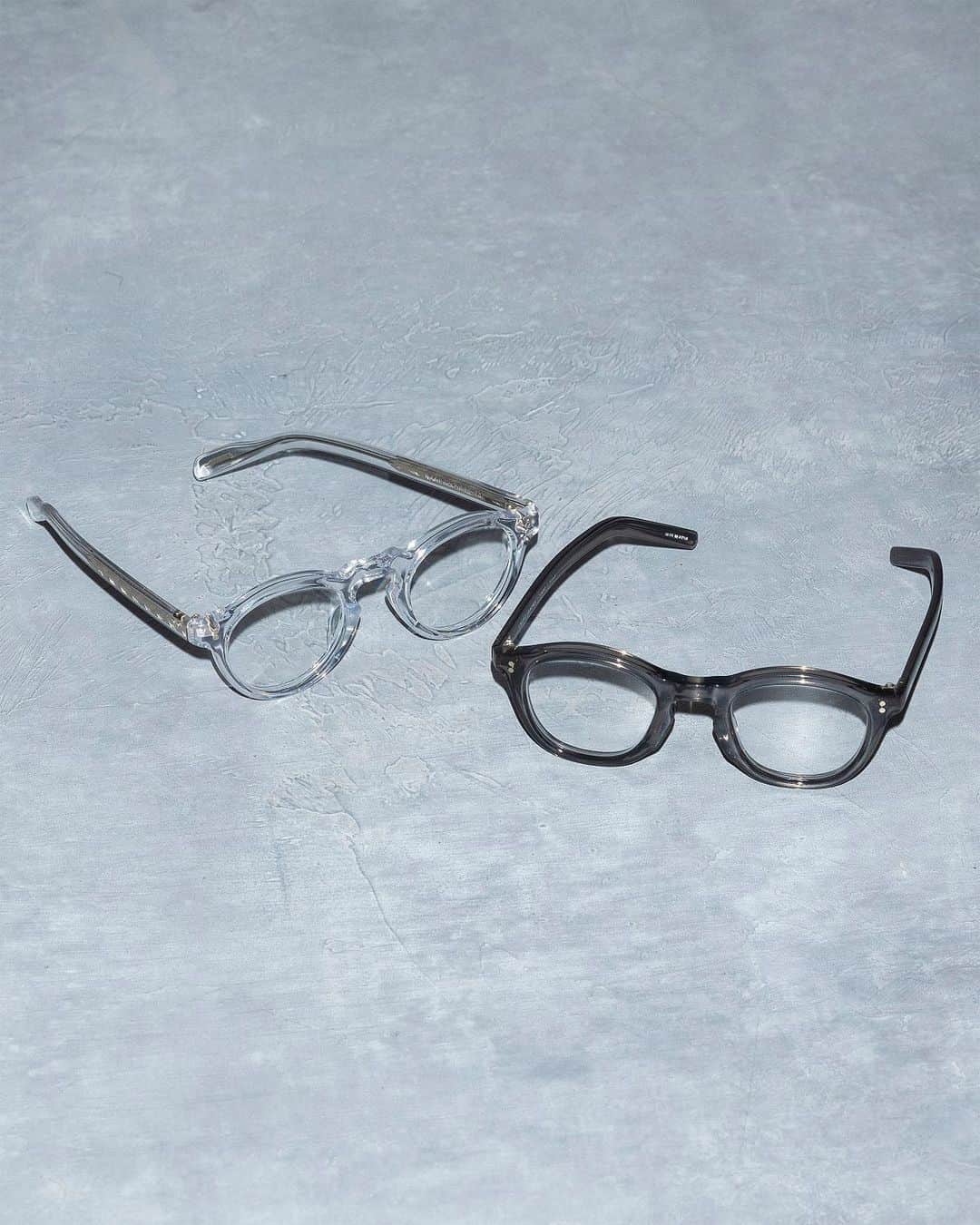 BEAUTY&YOUTH UNITED ARROWSさんのインスタグラム写真 - (BEAUTY&YOUTH UNITED ARROWSInstagram)「人気の＜UNITED ARROWS by KANEKO OPTICAL＞のアイウェアに新色が登場！  2枚目 王道のウエリントンタイプでやや大ぶりなサイズ感が特徴の「Modern」。 スタンダードなデザインに、全体的なアウトラインは太めのデザインで仕上げ、適度なボリューム感がポイント。 抜け感のあるフレームカラーで顔馴染みも良く、コーディネートをスタイリッシュな印象に仕上げます。  Modern ¥19,800  3枚目(右) やや太めのフレームがアクセントのウェリントン型のアイウェア。 目元を印象づけ、いつものスタイリングをイメージチェンジしてくれます。 シンプルながらも上品な雰囲気で、オンオフ問わずに多彩な装いに合わせられます。  French ¥19,800  3枚目(左) ボストン型で知的な雰囲気を演出するデザイン。クリアフレームで抜け感のある印象です。 コーディネートのアクセントにプラスしやすいアイテム。  Kevin ¥19,800  #BEAUTYANDYOUTH #ビューティアンドユース #UNITEDARROWS #ユナイテッドアローズ #大人カジュアル #大人コーデ #メガネ #金子眼鏡 #kanekooptical   —BY STORE ACCOUNT— MEN @beautyandyouth_men_store」11月18日 12時39分 - beautyandyouth_official