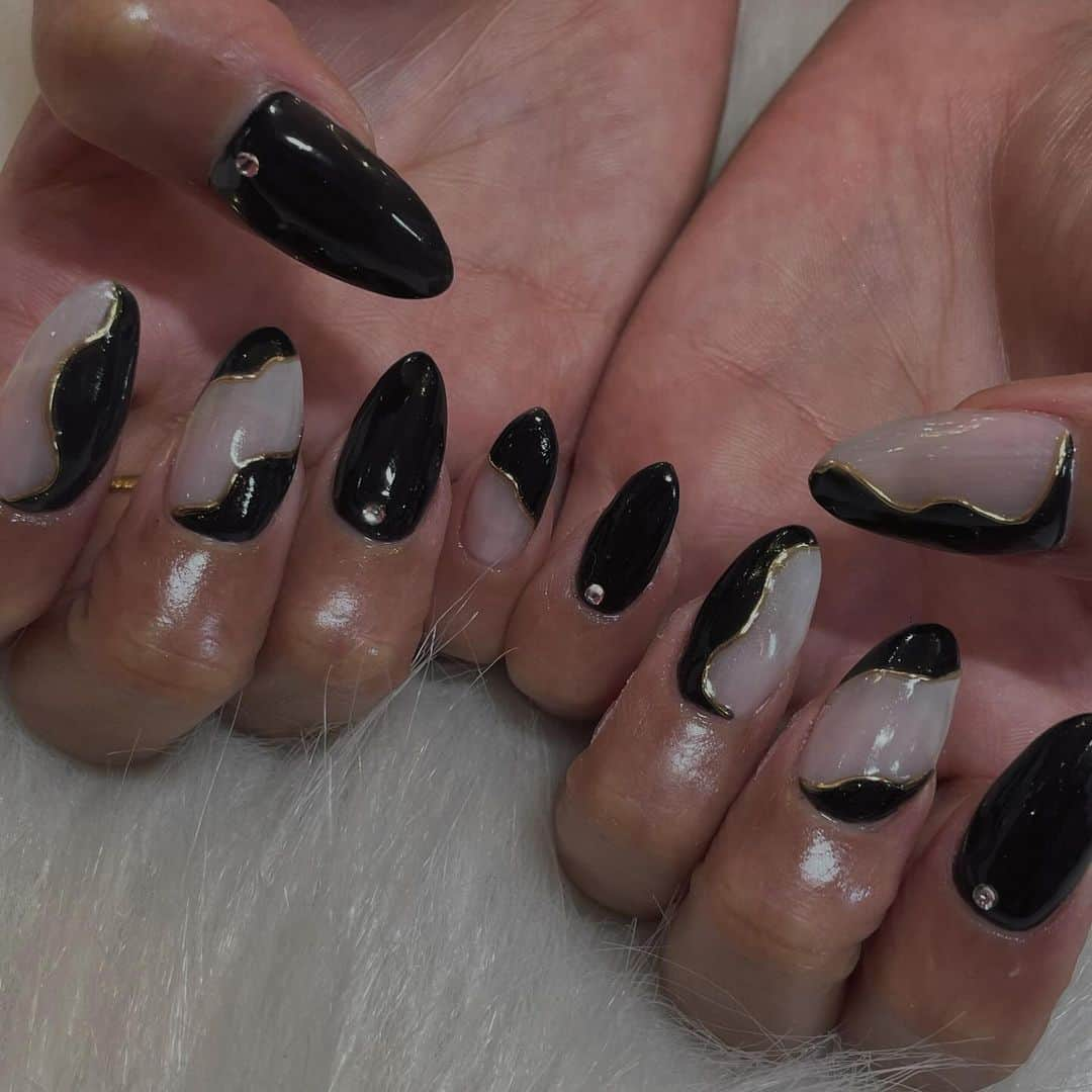 ゆきぽよのインスタグラム：「New nails🖤🖤🖤 意外と初めてやるブラックネイル🖤  服も選ばないし大人っぽくて可愛い〜🖤🖤🖤 @nailsgogo いつもありがとう🥰🥰🥰   #newnails  #naildesign  #ブラックネイル  #ネイルデザイン  #pr」